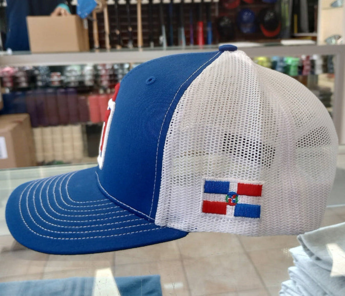 Gorra de malla Royal Roja RD República Dominicana con cierre a presión