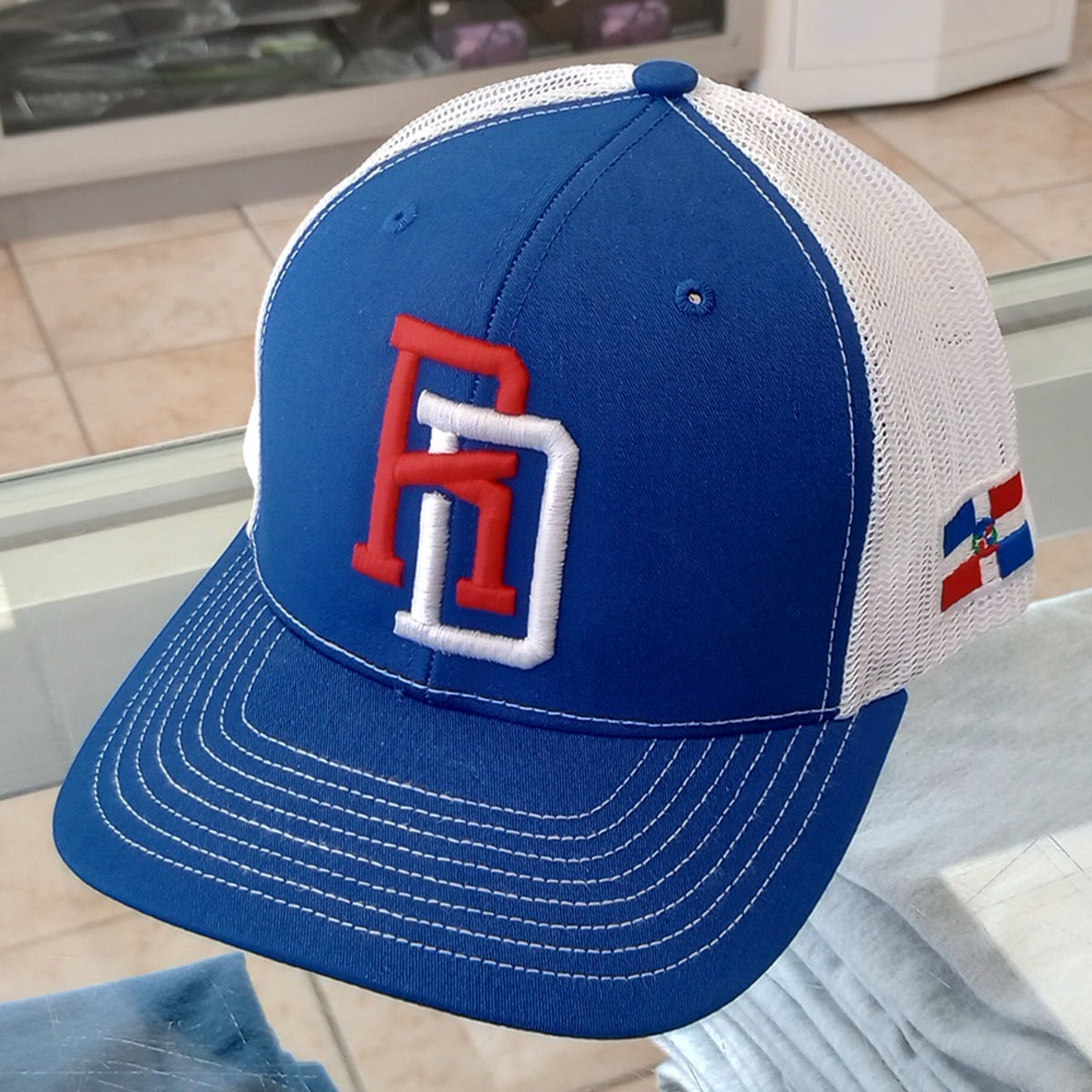 Gorra de malla Royal Roja RD República Dominicana con cierre a presión