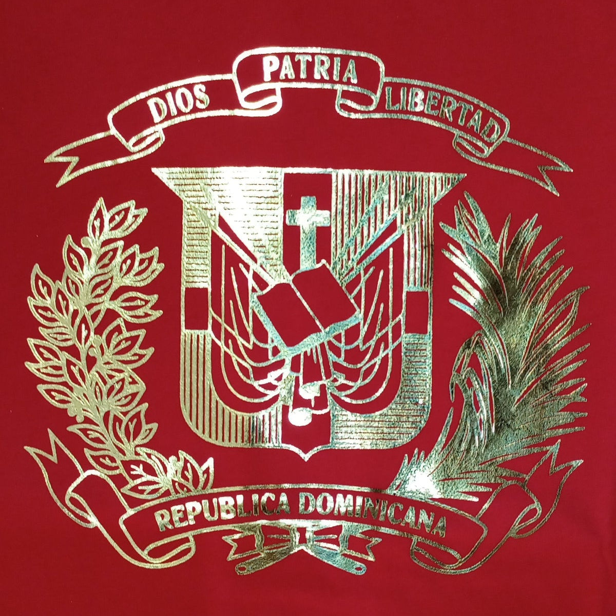 Diseño de camiseta prémium con escudo dominicano, oro metálico, ligera y suave
