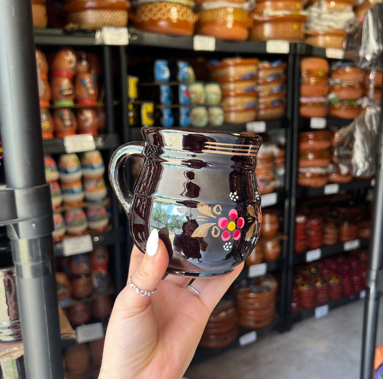 Taza de cerámica floral pintada a mano