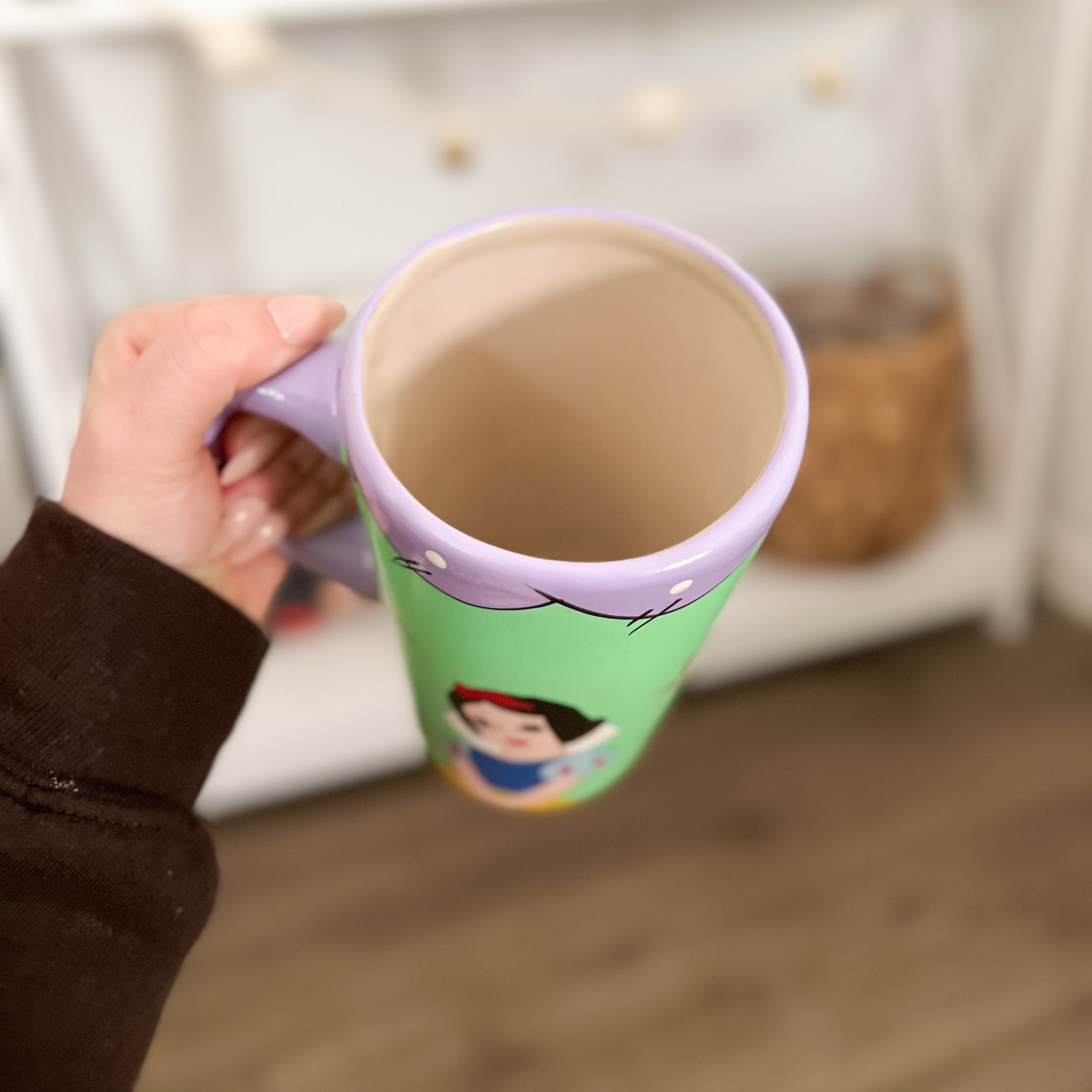 Taza con figuras de personajes