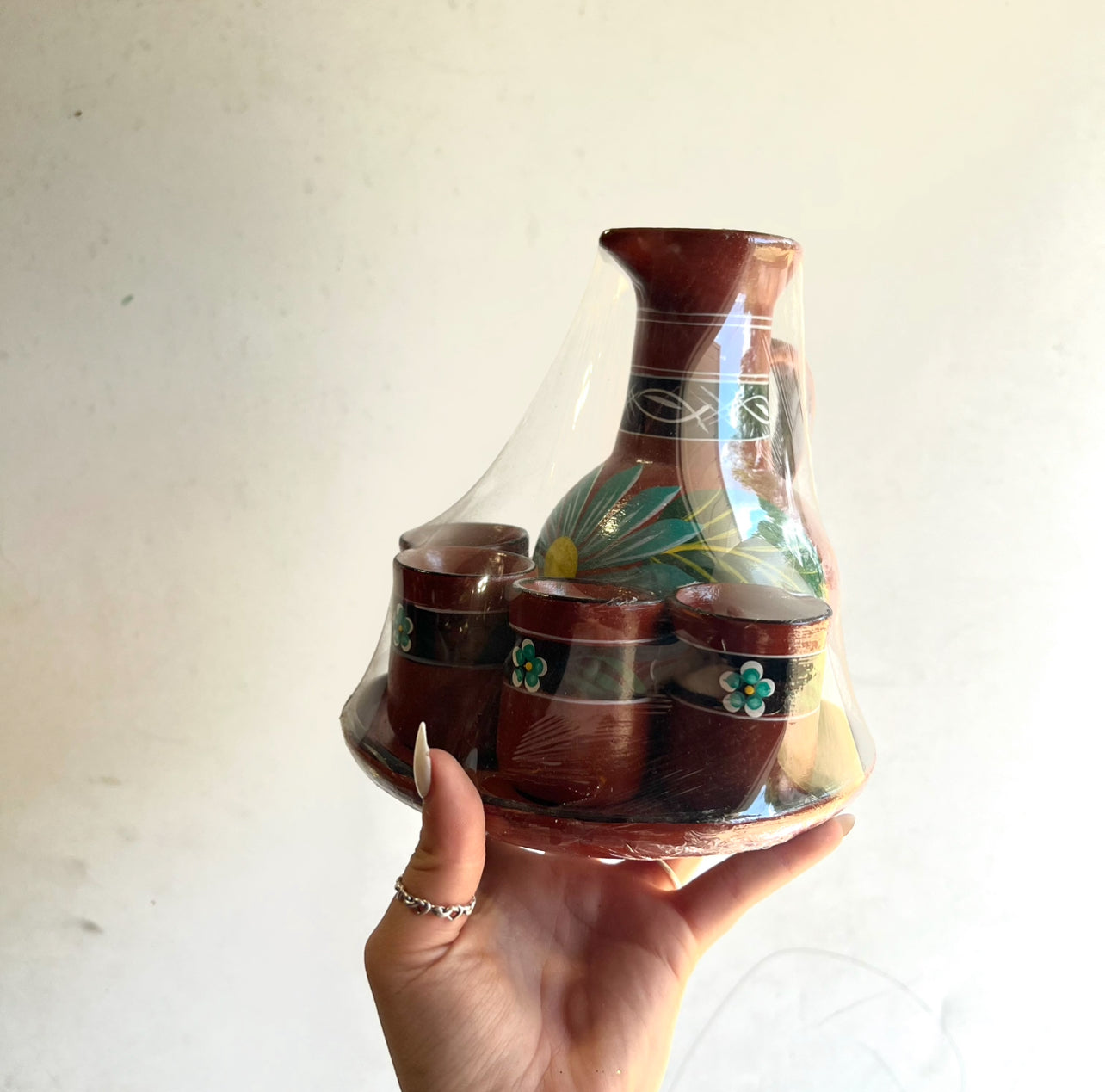 Jarra pequeña floral con minitazas