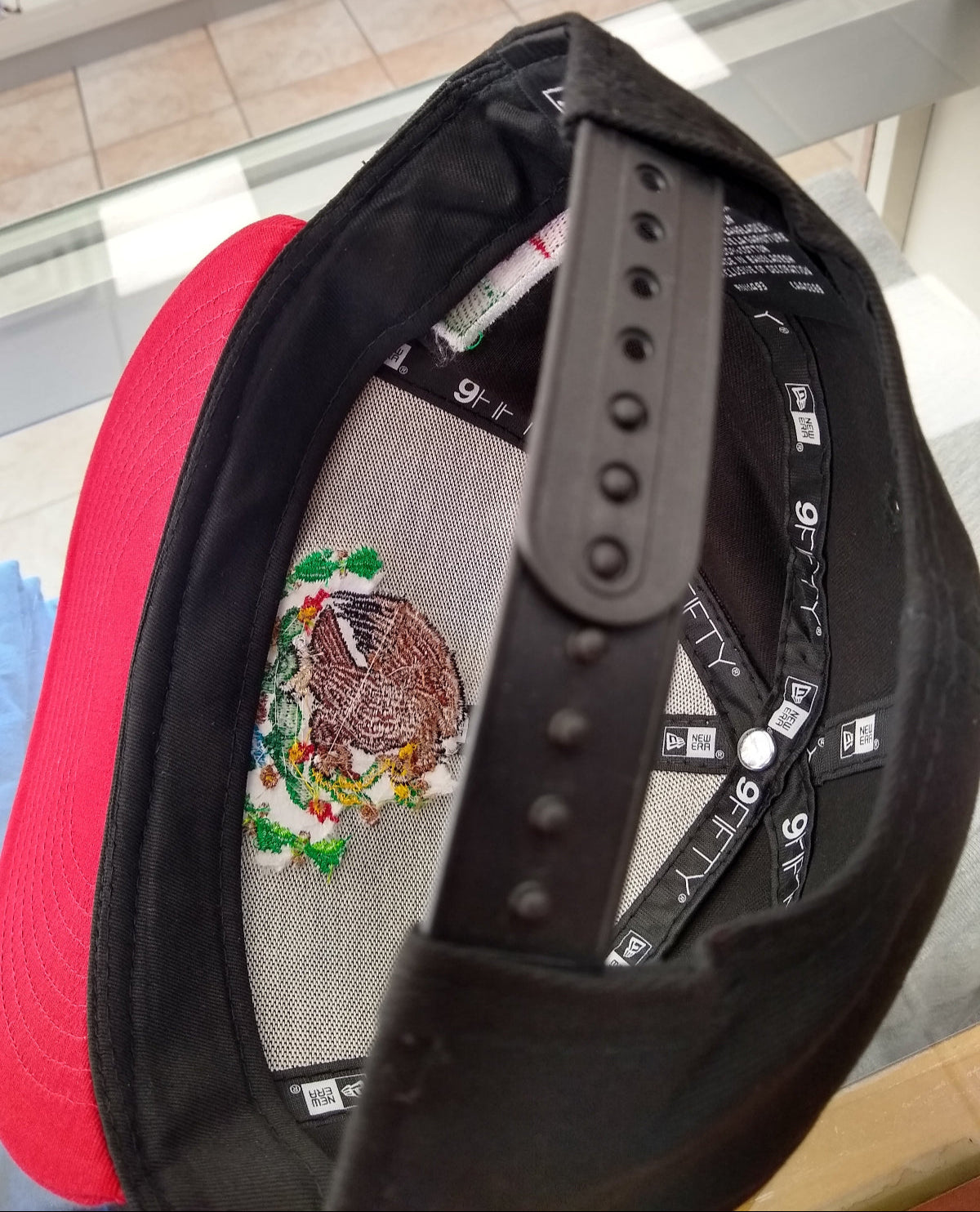 Gorra Snapback México Negra con Escudo Bordado y Bandera - Roja
