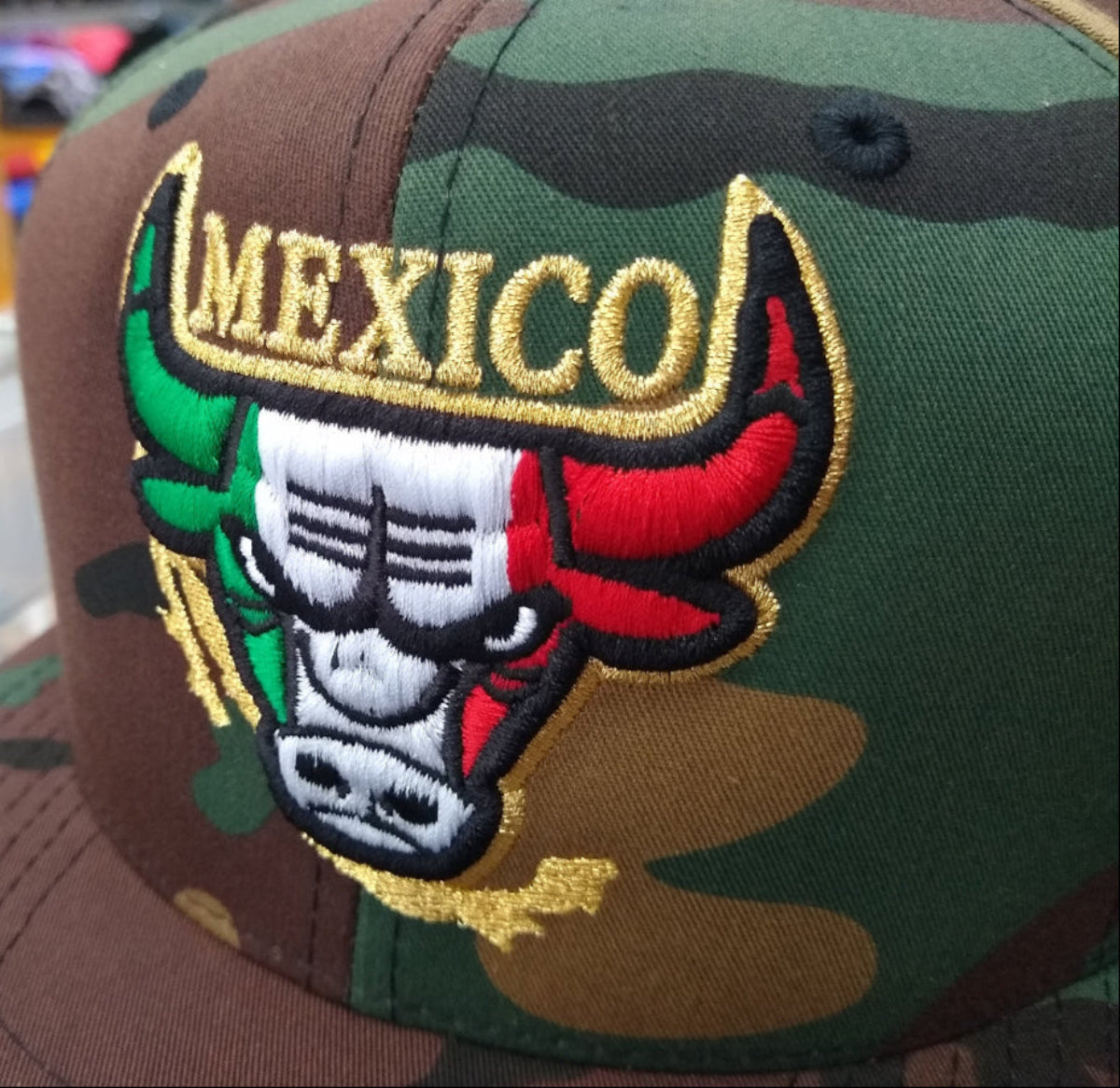 Gorra SnapBack bordada con logotipo de Toro Mexicano y camuflaje