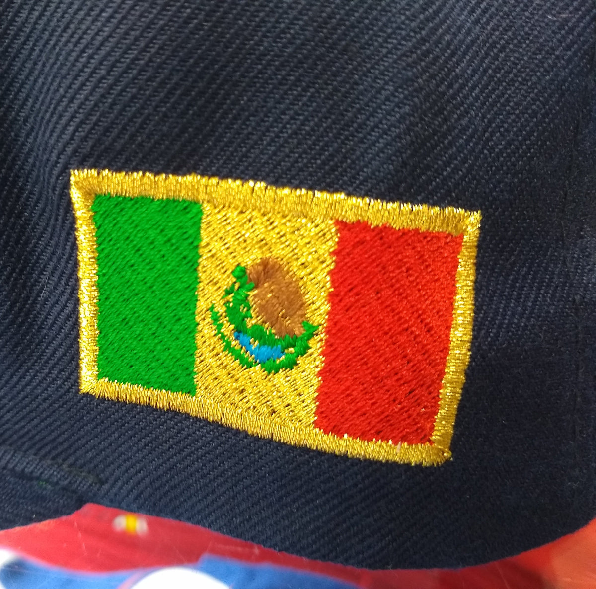 Gorra azul marino bordada con logo de toro mexicano SnapBack