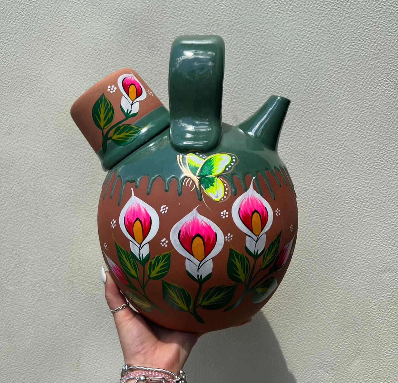 Jarra hervidor de agua con taza