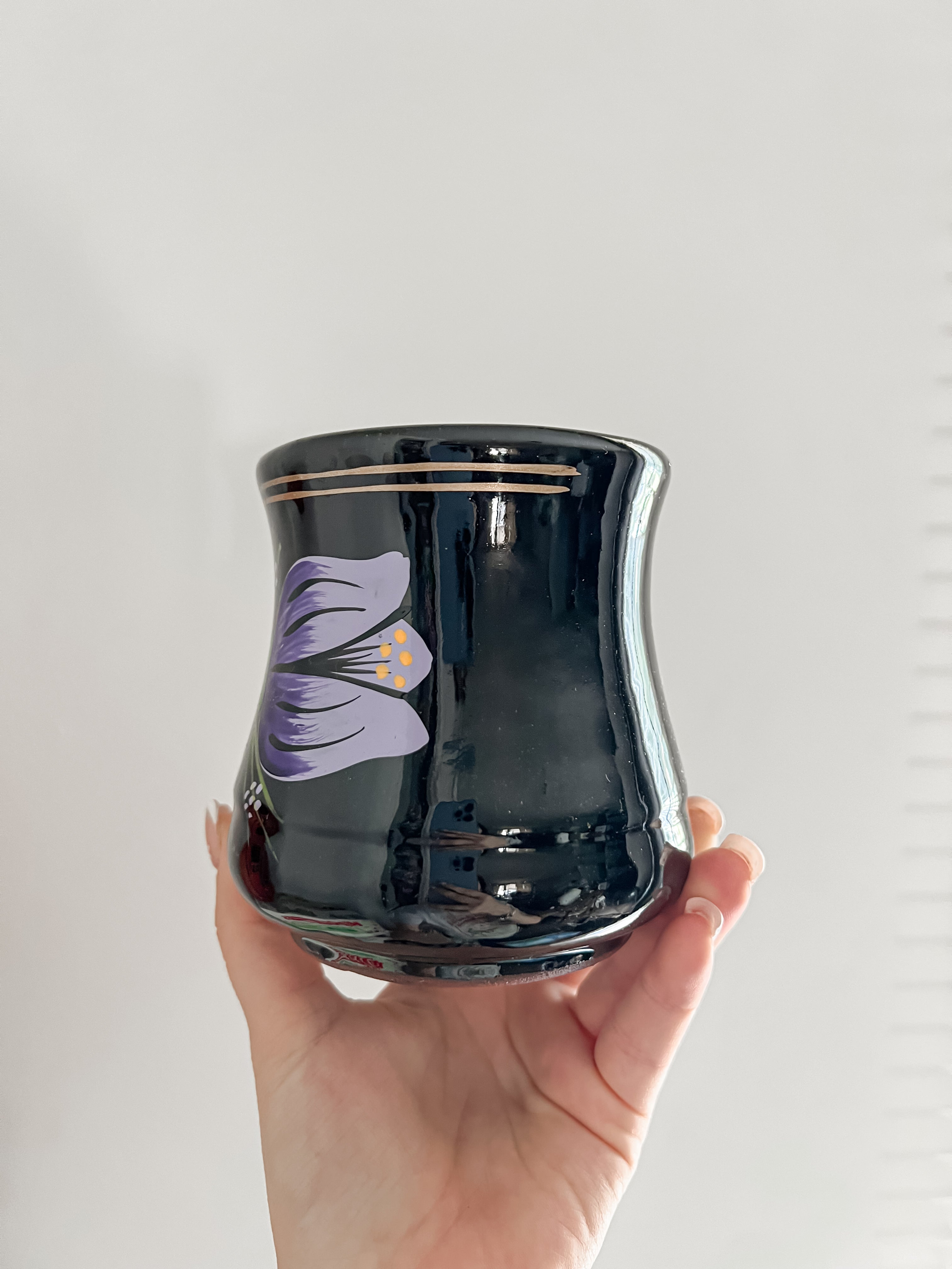 Taza Artesanal Floral de Cerámica Negra