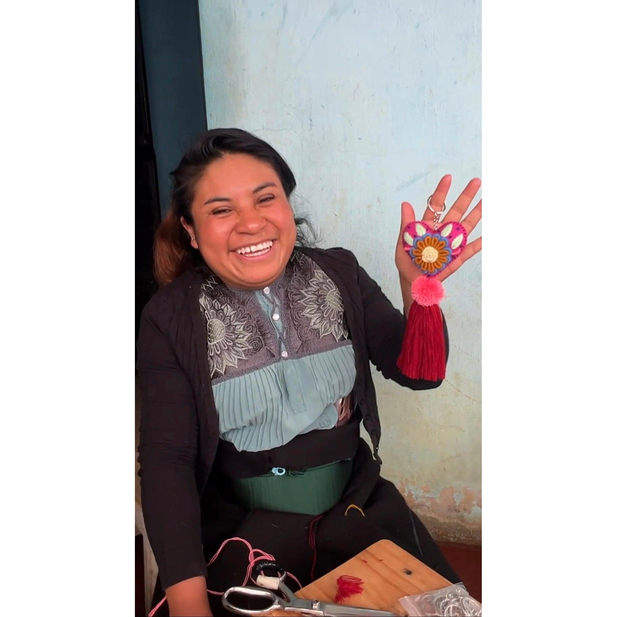 Llavero artesanal Corazón bordado de amor Rapto | Tirador de cremallera - México