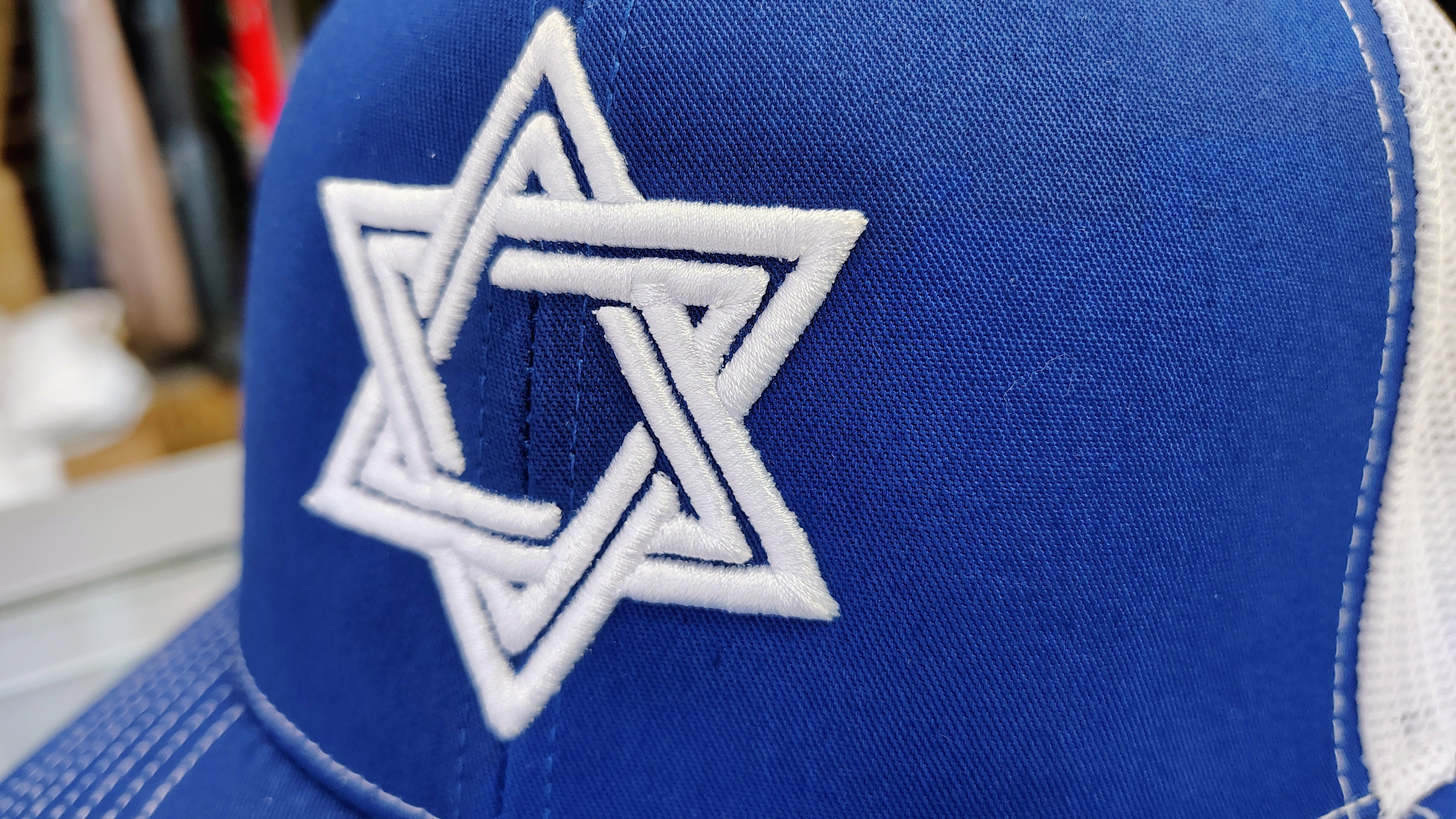 Gorra trucker de malla con Estrella de David bordada