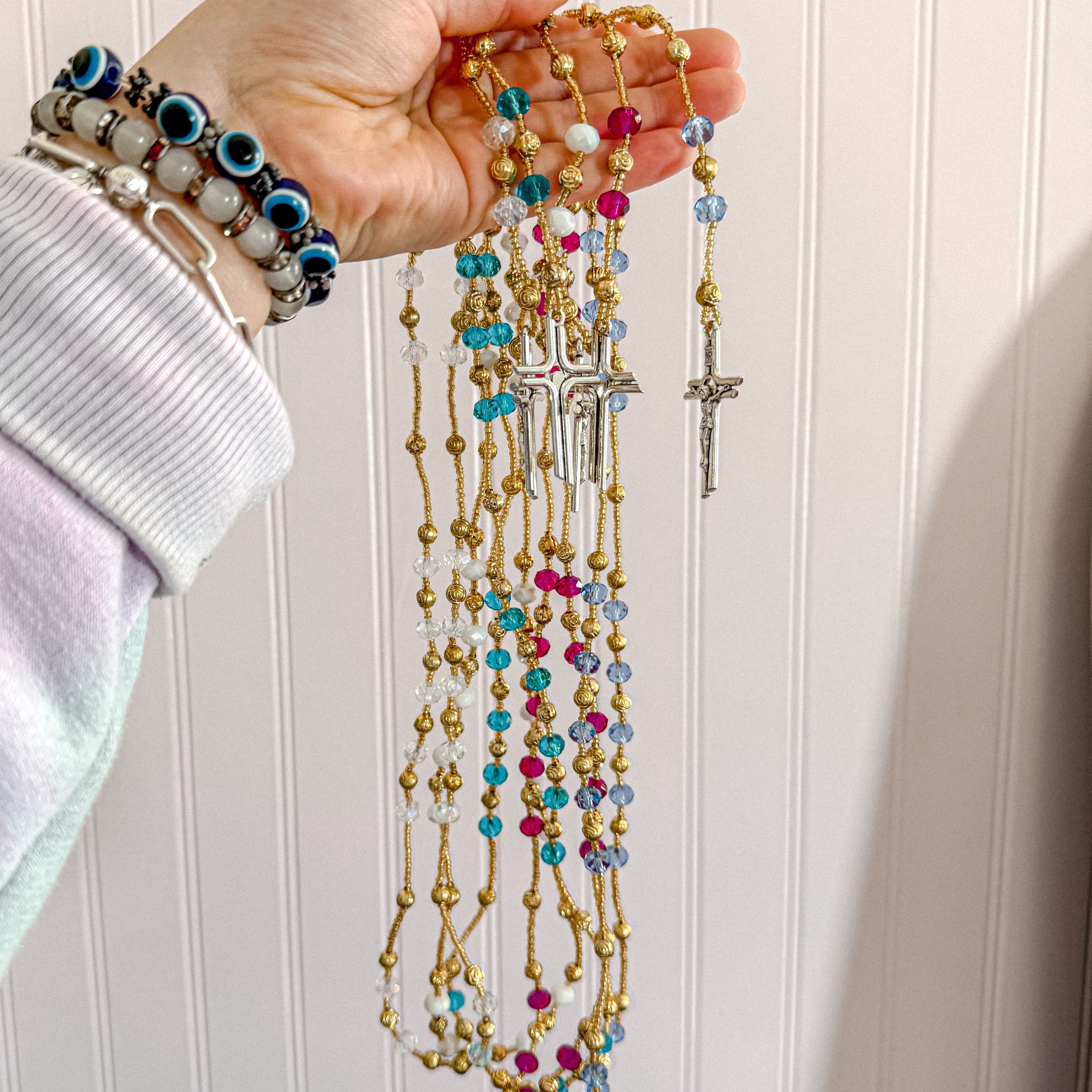 Rosario de cuentas hecho a mano con cruz