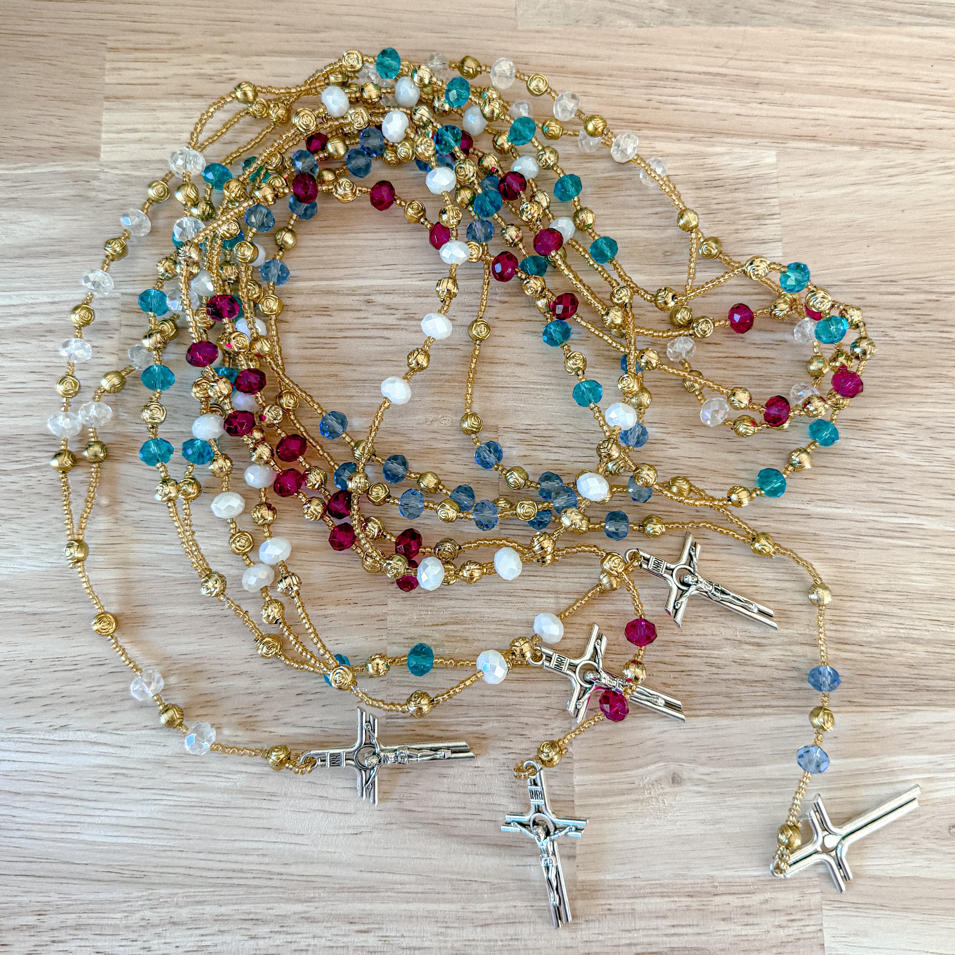 Rosario de cuentas hecho a mano con cruz