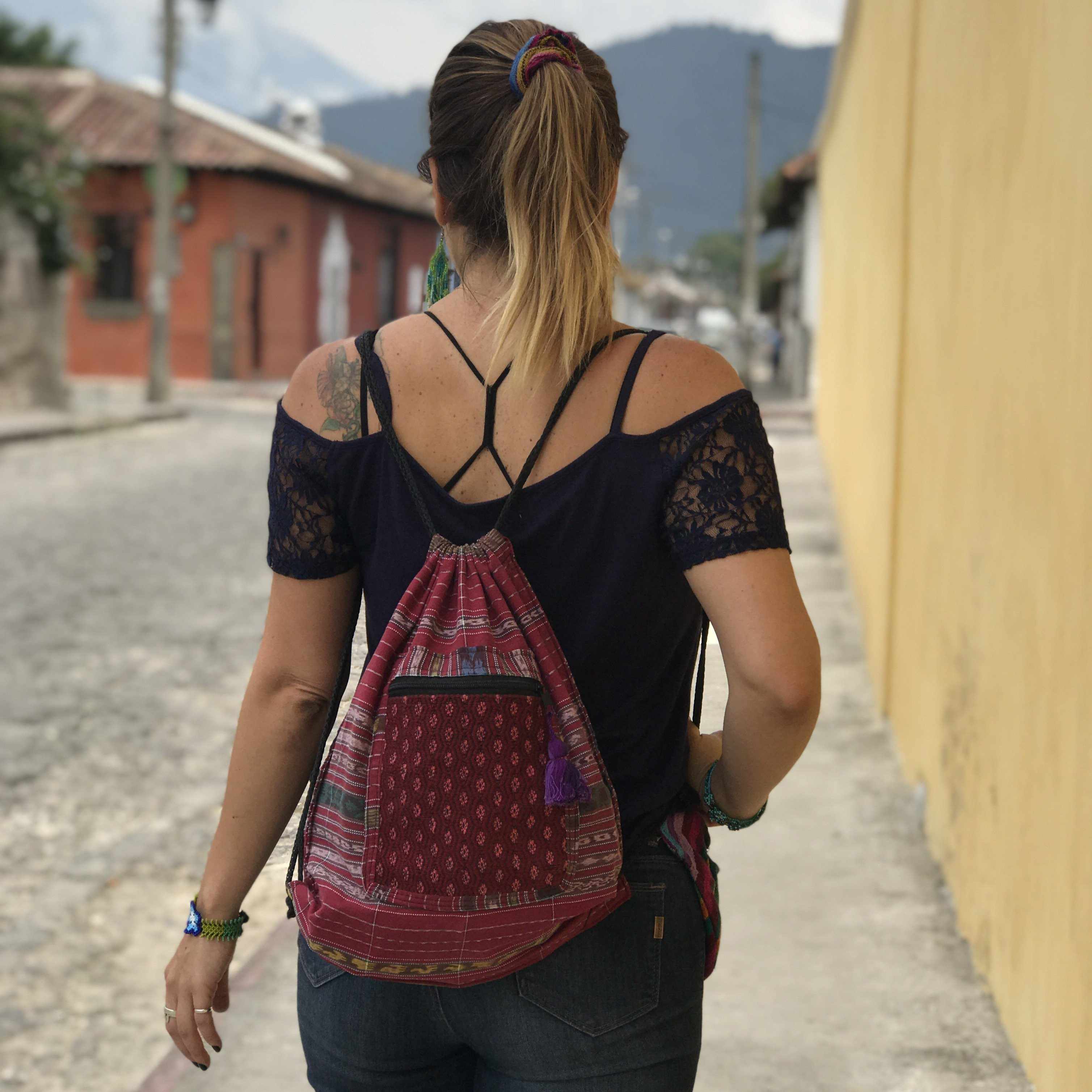 Mochila Salsa Upcycled Corte - Artesanía guatemalteca única