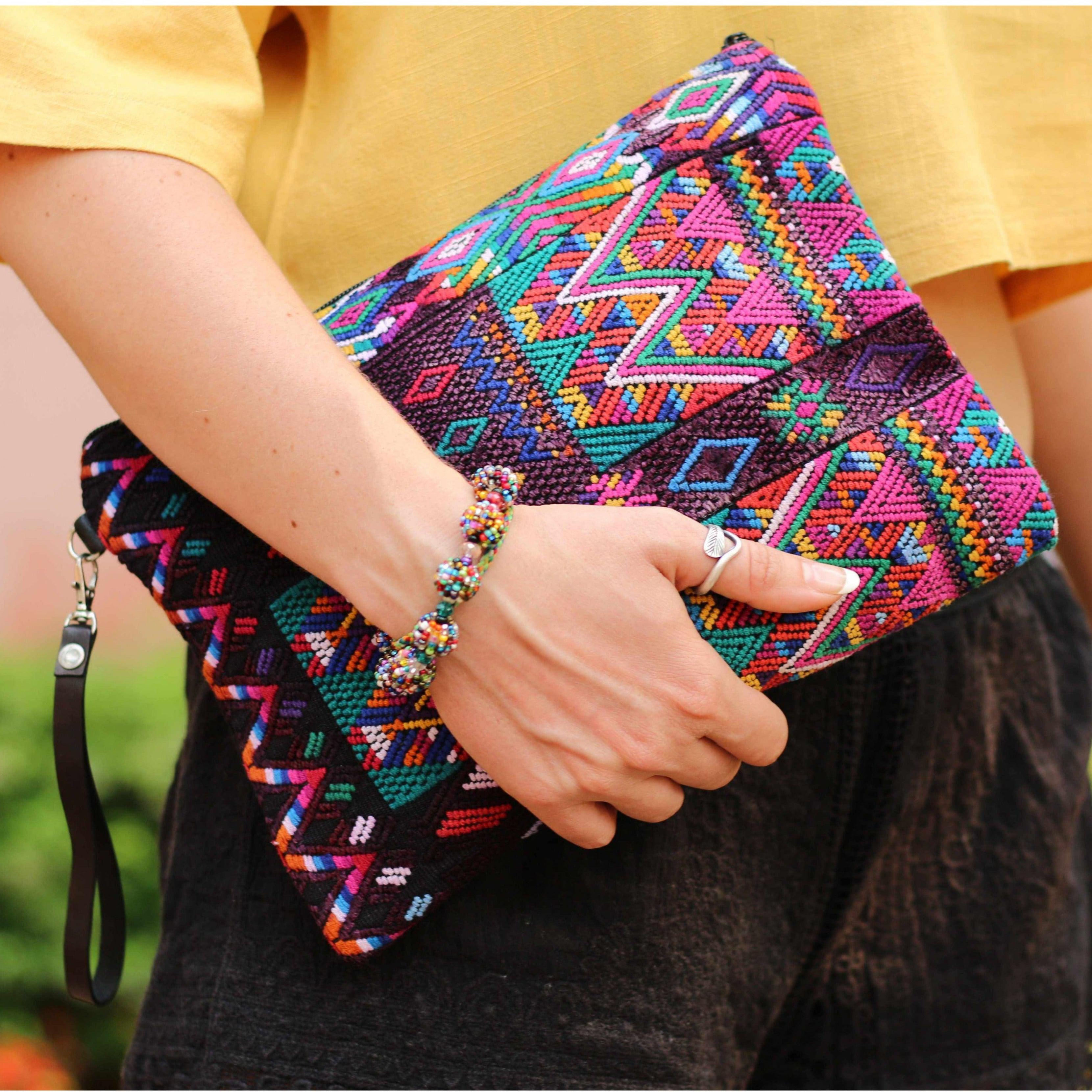 Cartera de pulsera gitana huipil reciclada - Guatemala