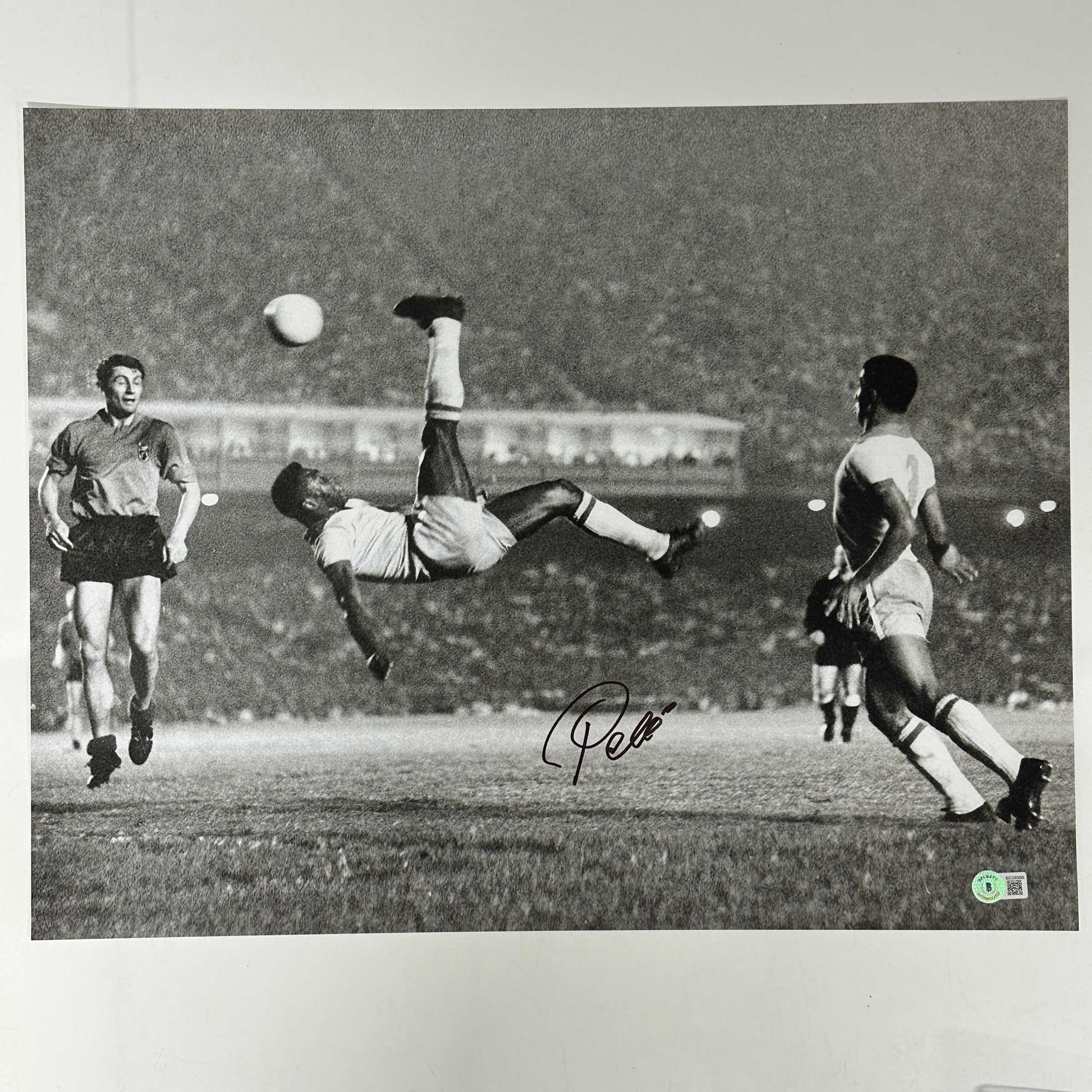 Foto Autografiada/Firmada Pelé Brasil Fútbol 16x20 Patada de Chilena Beckett BAS COA Autógrafo