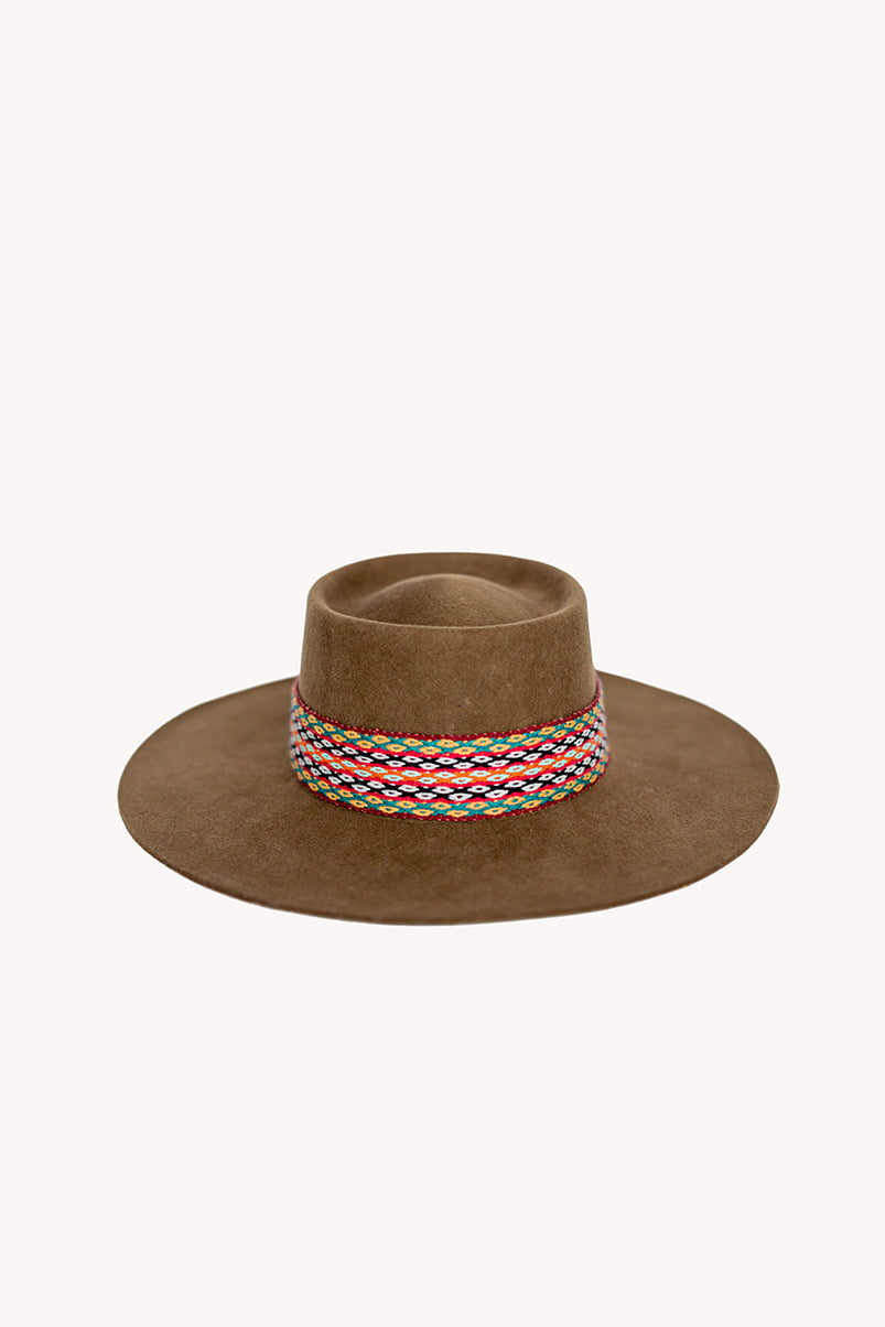 Sombrero de cubo color castaño