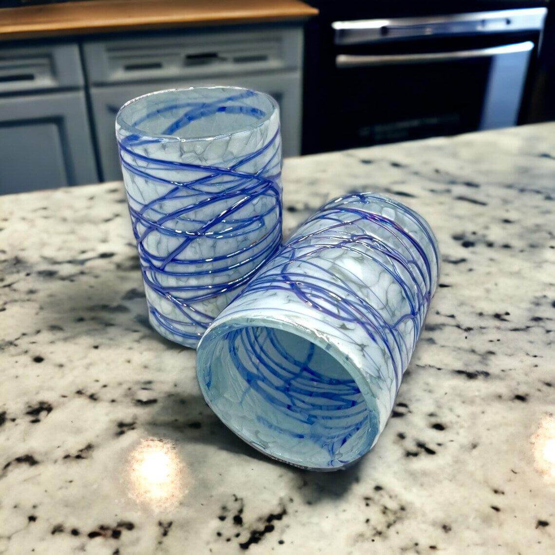 Vasos para beber mexicanos soplados a mano | Cristalería artesanal blanca y azul
