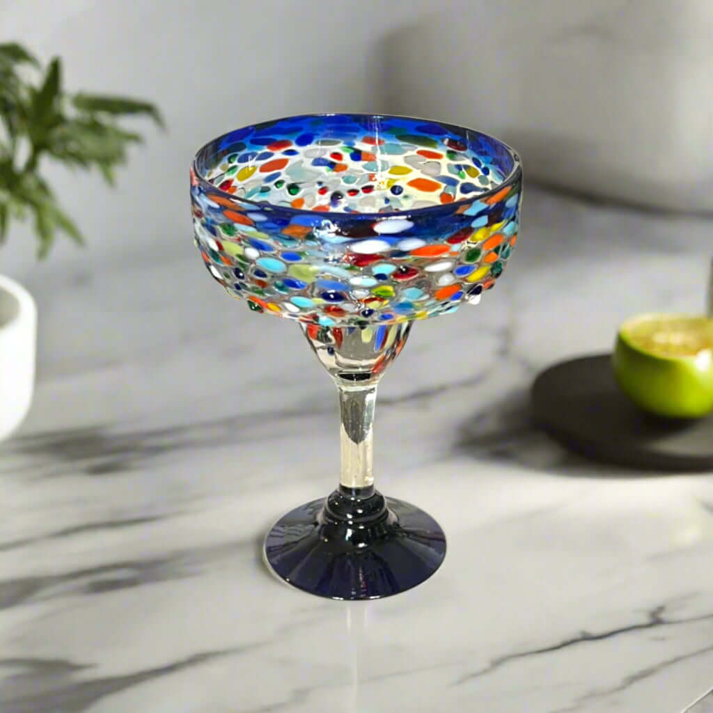 Vaso de margarita soplado a mano mexicano | Diseño de confeti azul rocoso