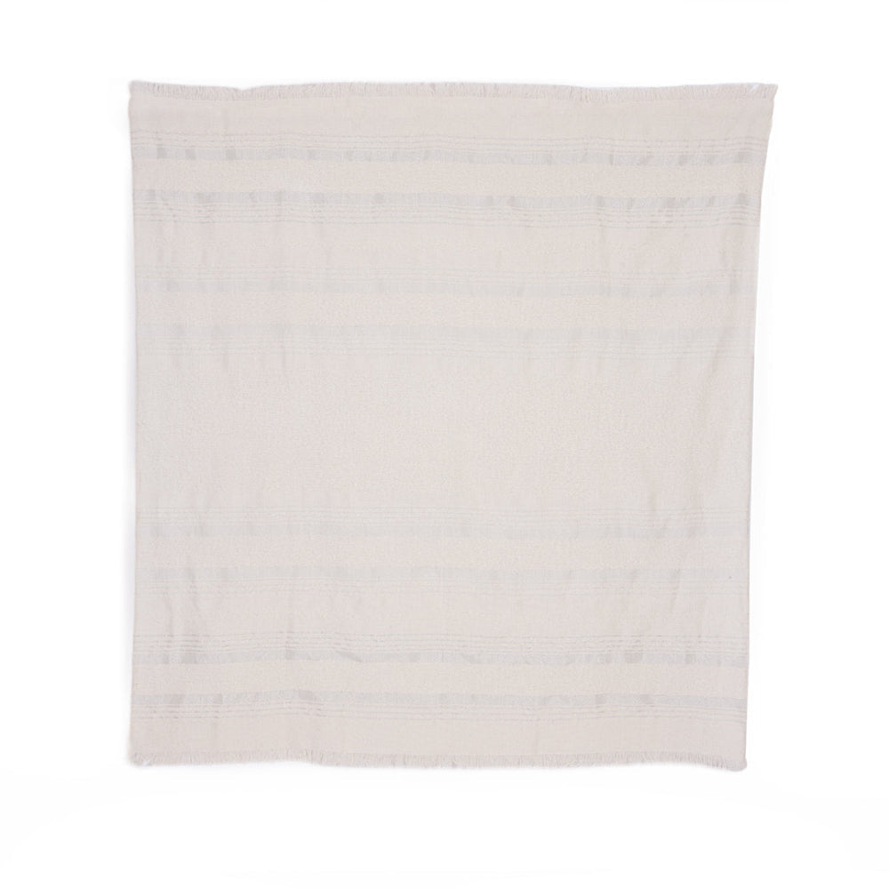 Colección Allira - Manta tejida a mano de alpaca de Perú - Niebla Lunar Plata y Marfil