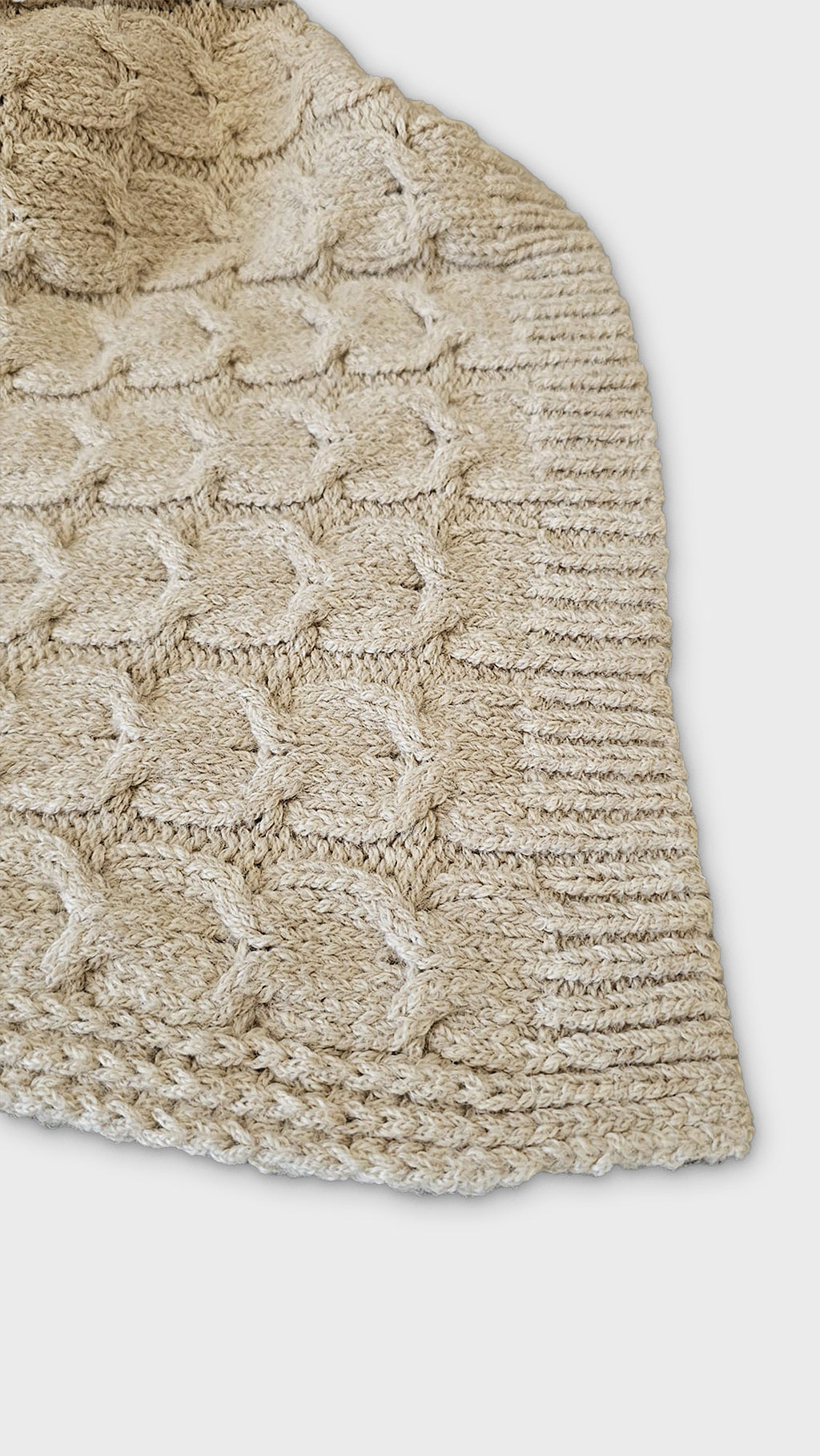 Colección Muru - Manta trenzada color canela claro hecha a mano en Perú con algodón Pima peruano y baby alpaca sin teñir