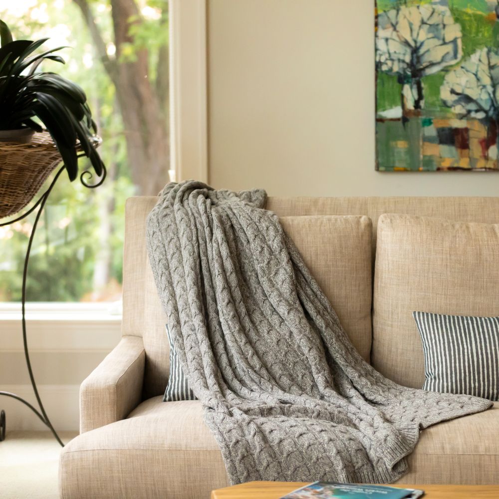 Muru Collection - Manta para sofá "Cable" de Alpaca Bebé sin Teñir y Algodón Pima Peruano Tejida a Mano en Perú
