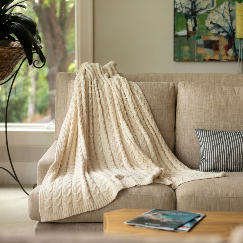 Muru Collection - Manta de punto trenzado color marfil, tejida a mano en telar con algodón Pima peruano y baby alpaca sin teñir, de Perú
