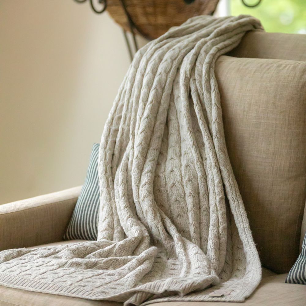 Muru Collection - Manta de punto trenzado gris plata de algodón Pima peruano y baby alpaca sin teñir, tejida a mano en Perú