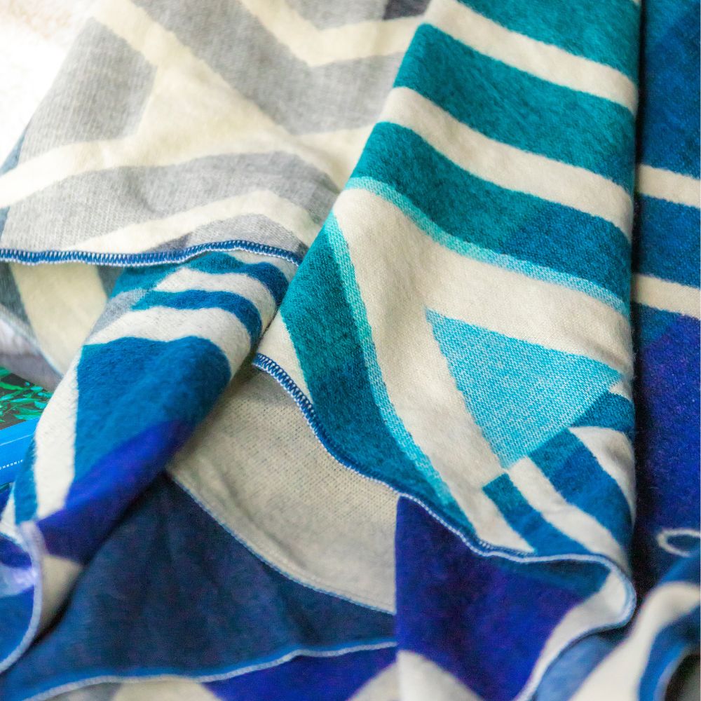 Colección Yachana - Manta reversible de alpaca tejida a mano con cheurón en azules vibrantes de Ecuador