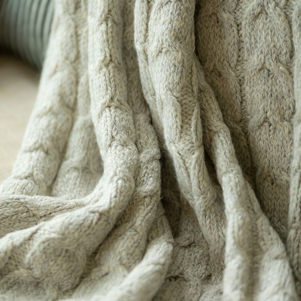 Muru Collection - Manta de punto trenzado gris plata de algodón Pima peruano y baby alpaca sin teñir, tejida a mano en Perú