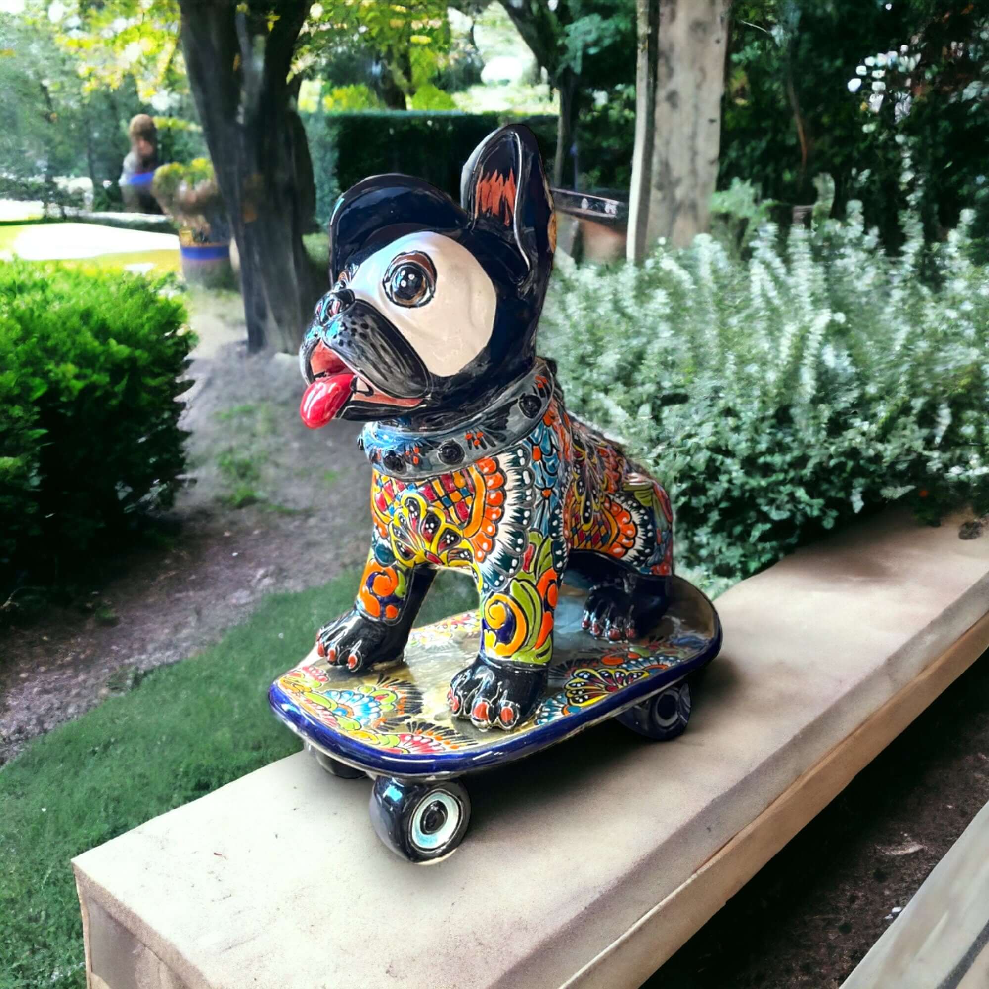 Estatua de bulldog francés de Talavera | Arte colorido de bulldog en patineta