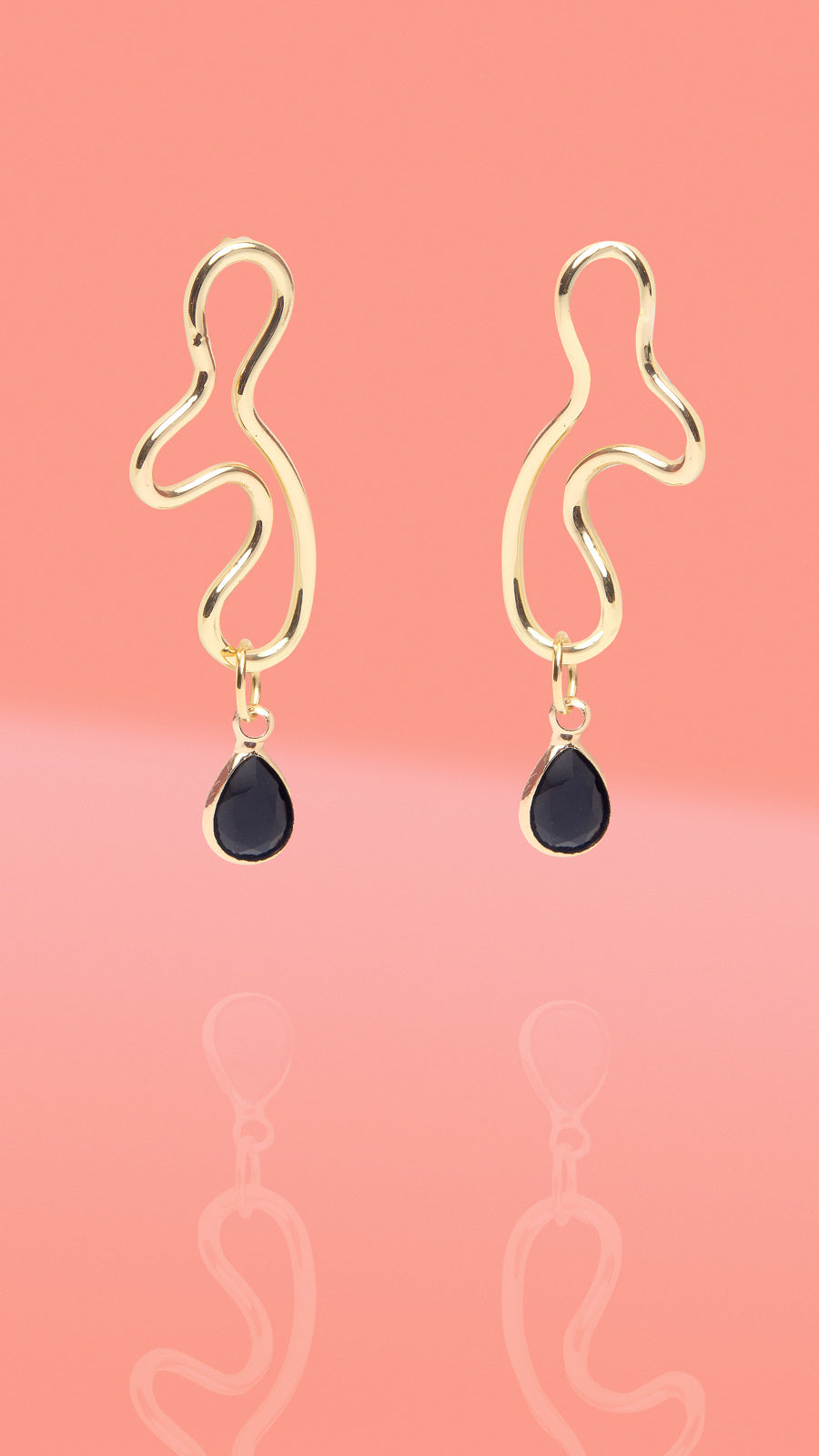 Aro chapado en oro con charm de cristal negro y diseño ondulado abstracto