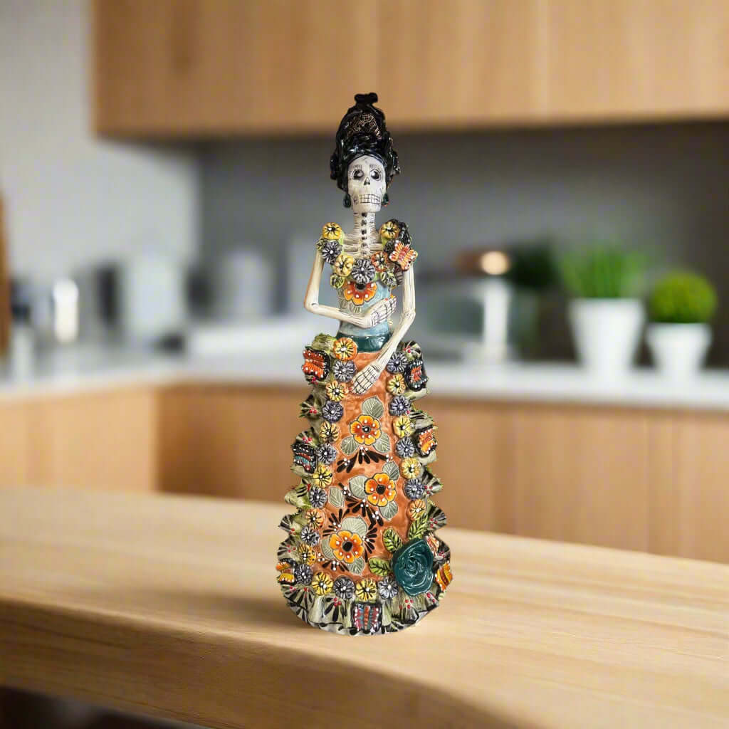 Figura de Catrina de Talavera del Día de Muertos | Peinado recogido con vestido vibrante