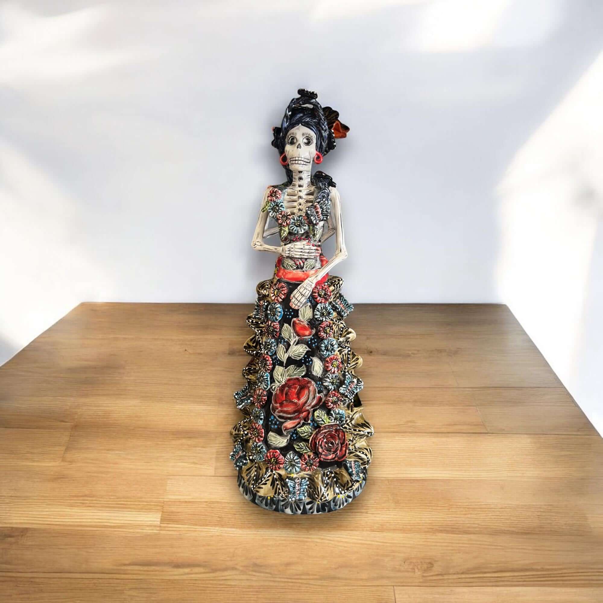 Figura de Catrina de Talavera del Día de Muertos | Peinado recogido con vestido vibrante