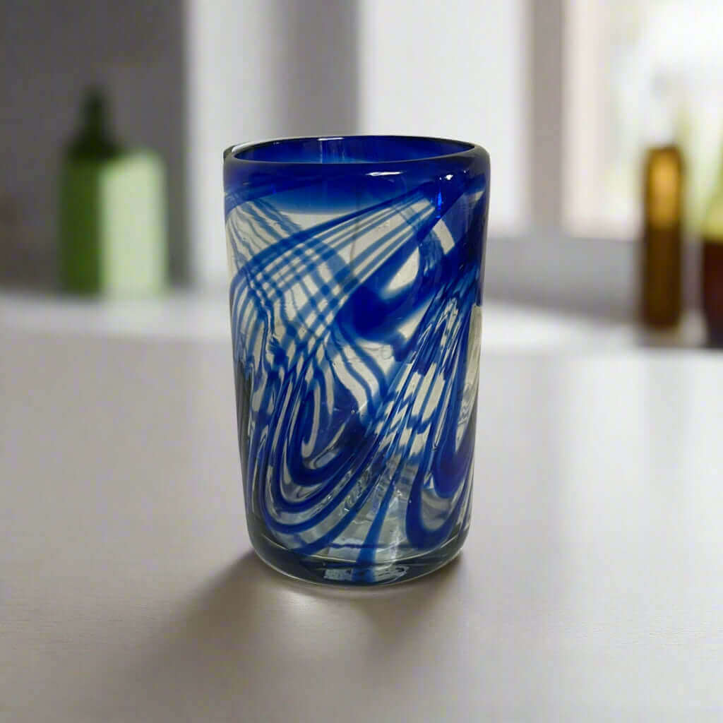 Vaso de cristal soplado a mano con remolino azul | Vaso tequilero mexicano