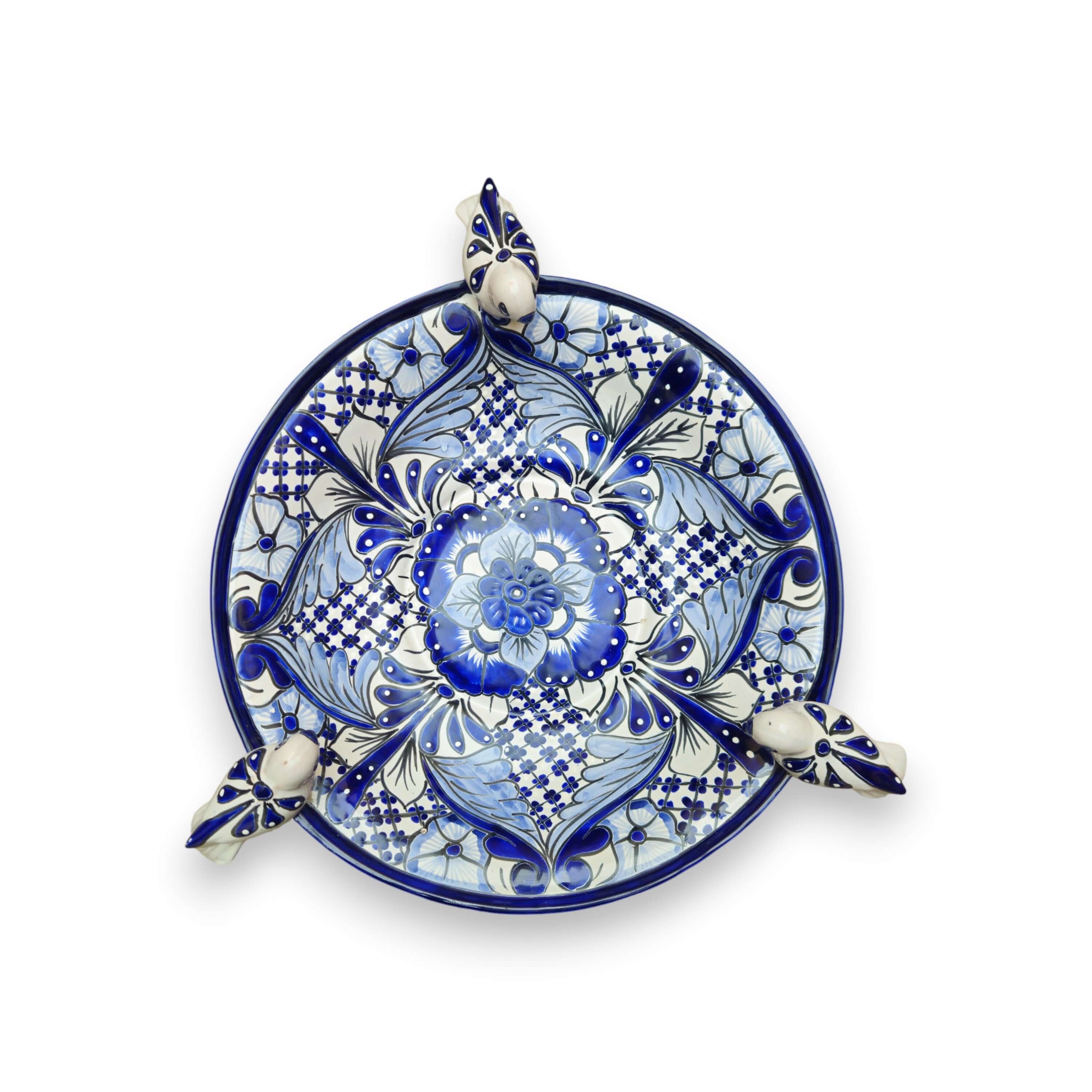 Bañera para pájaros Talavera azul y blanco con pájaros en el borde | Arte de jardín mexicano