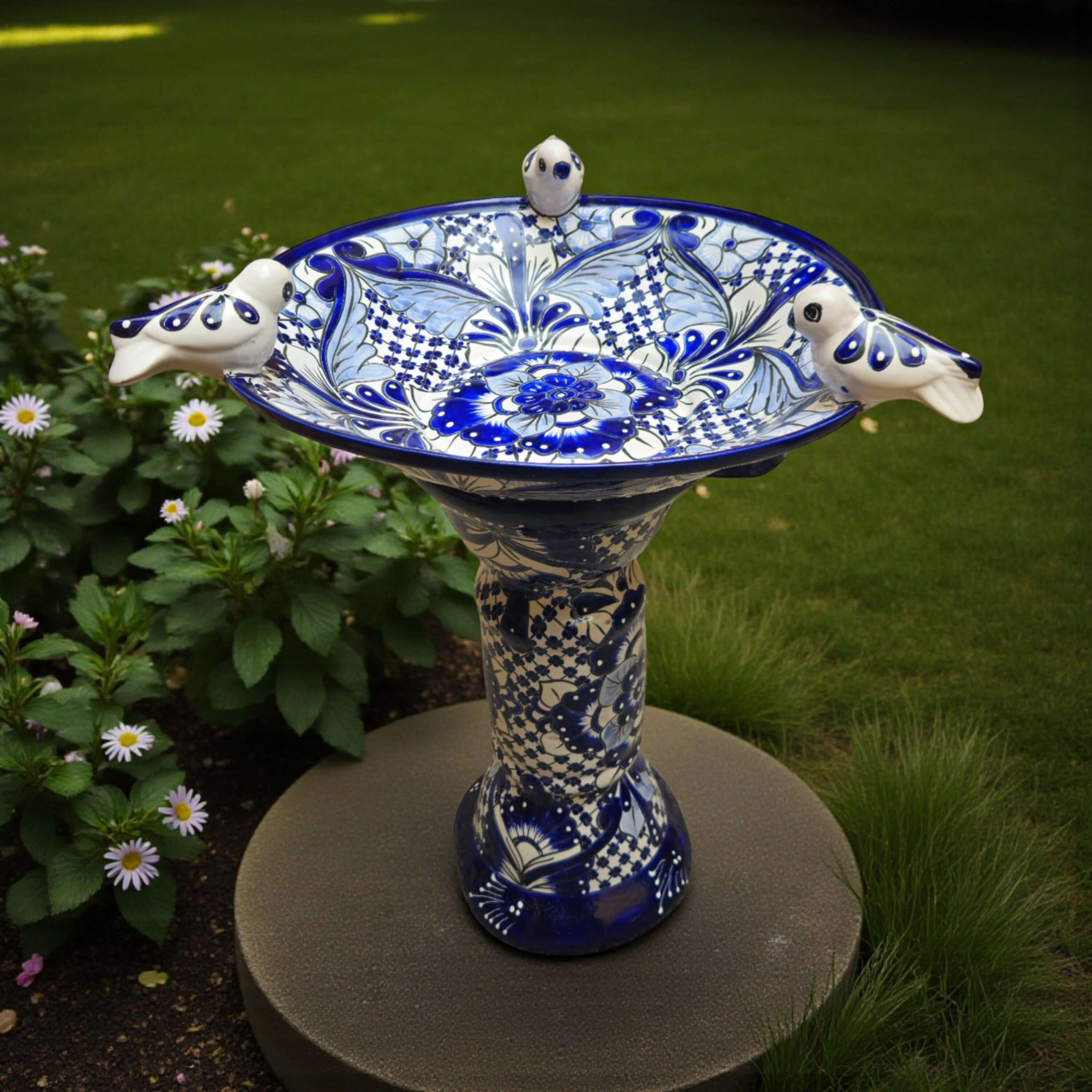 Bañera para pájaros Talavera azul y blanco con pájaros en el borde | Arte de jardín mexicano