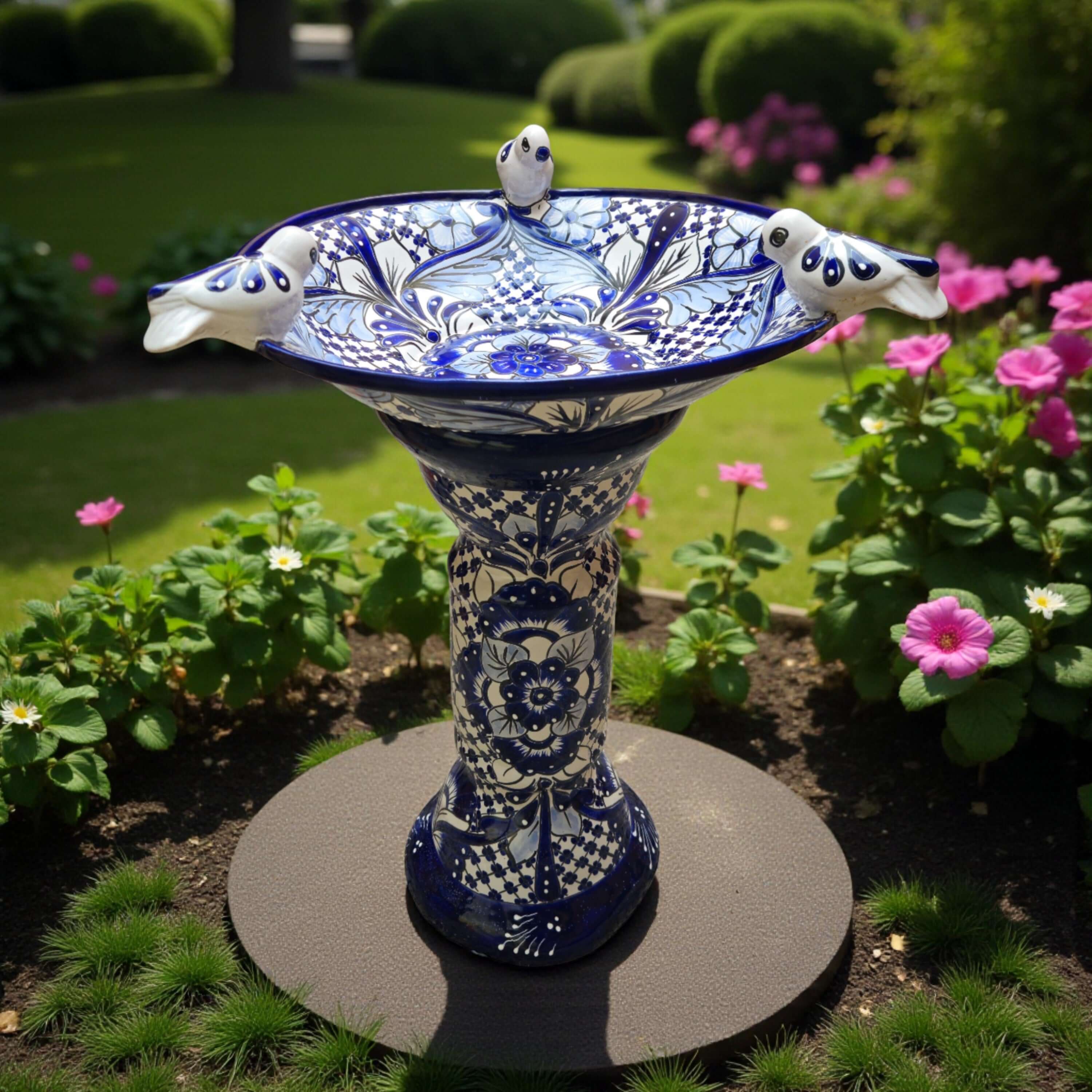 Bañera para pájaros Talavera azul y blanco con pájaros en el borde | Arte de jardín mexicano