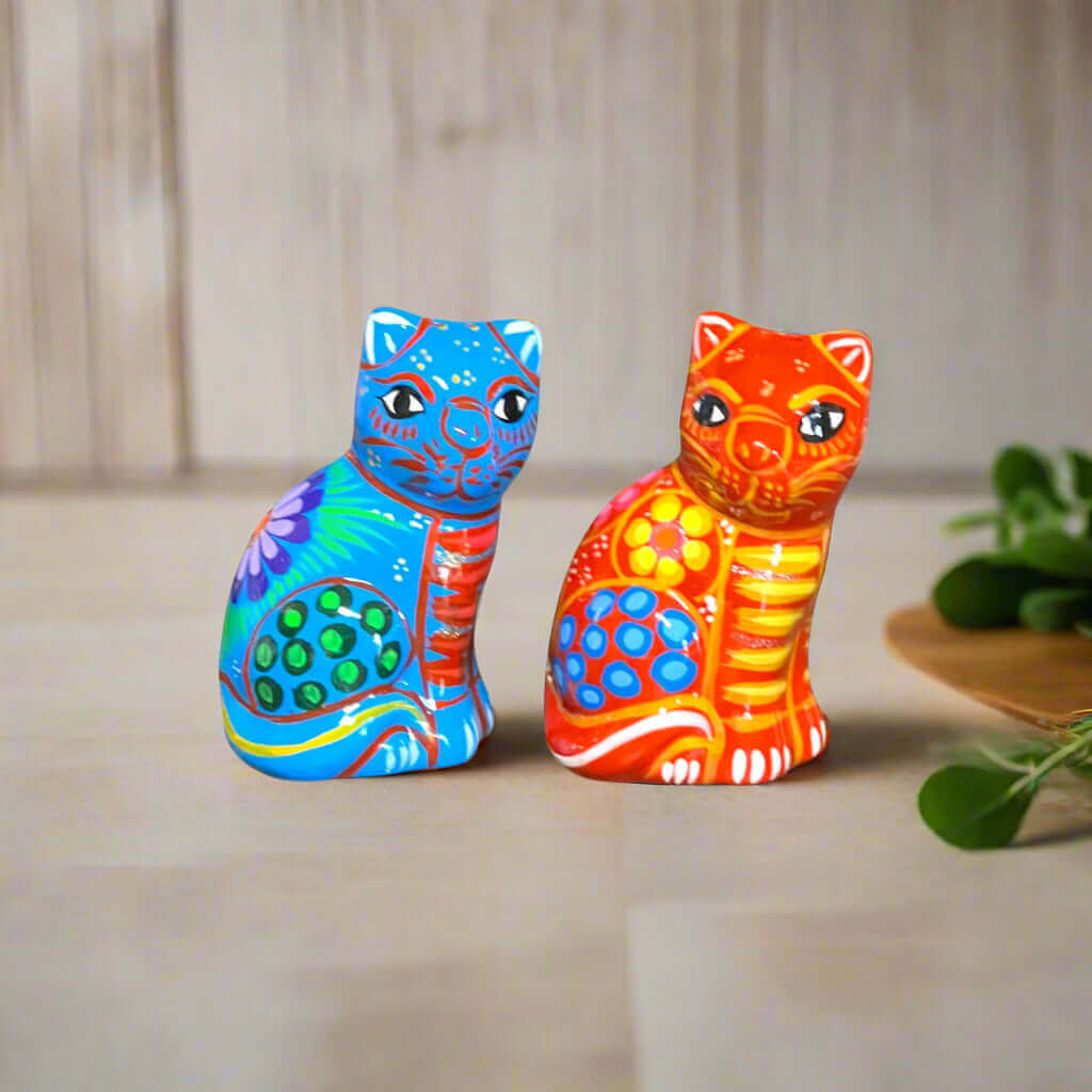 Juego de 2 saleros y pimenteros de talavera con forma de gato | Cerámica pintada a mano