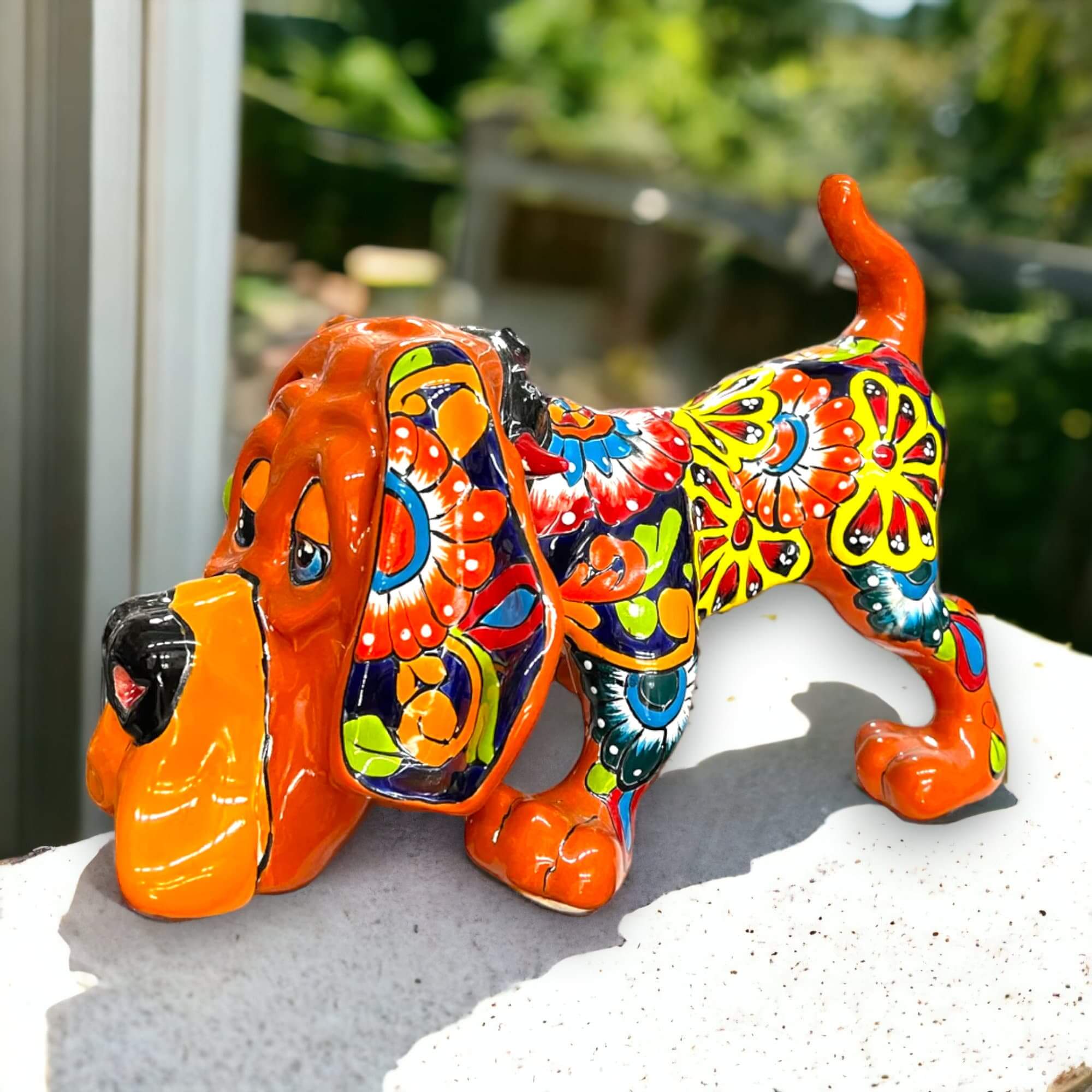 Estatua de perro de Talavera | Sabueso de cerámica mexicana colorido pintado a mano