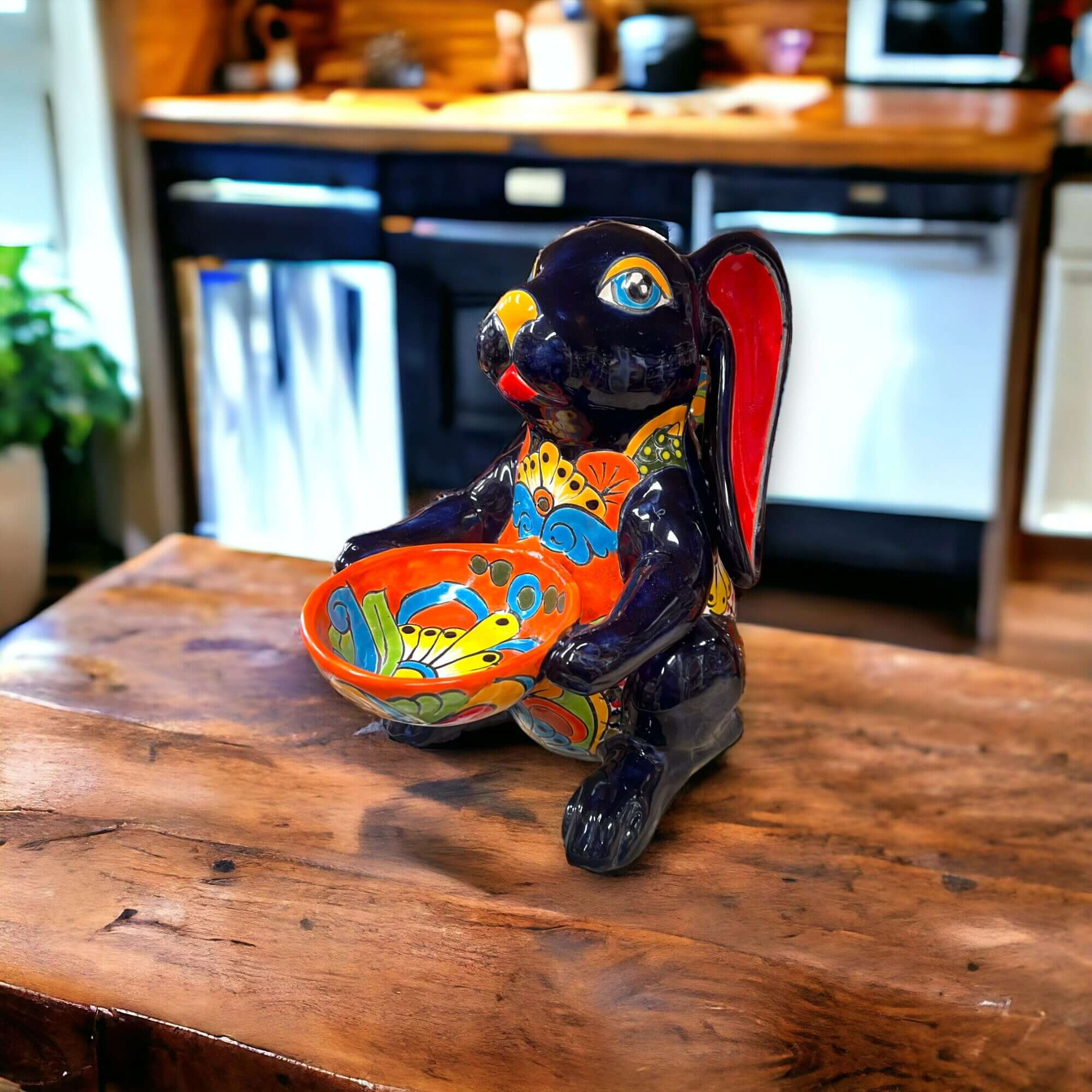 Vibrante estatua de conejo de talavera hecha a mano | Comedero de arte popular mexicano