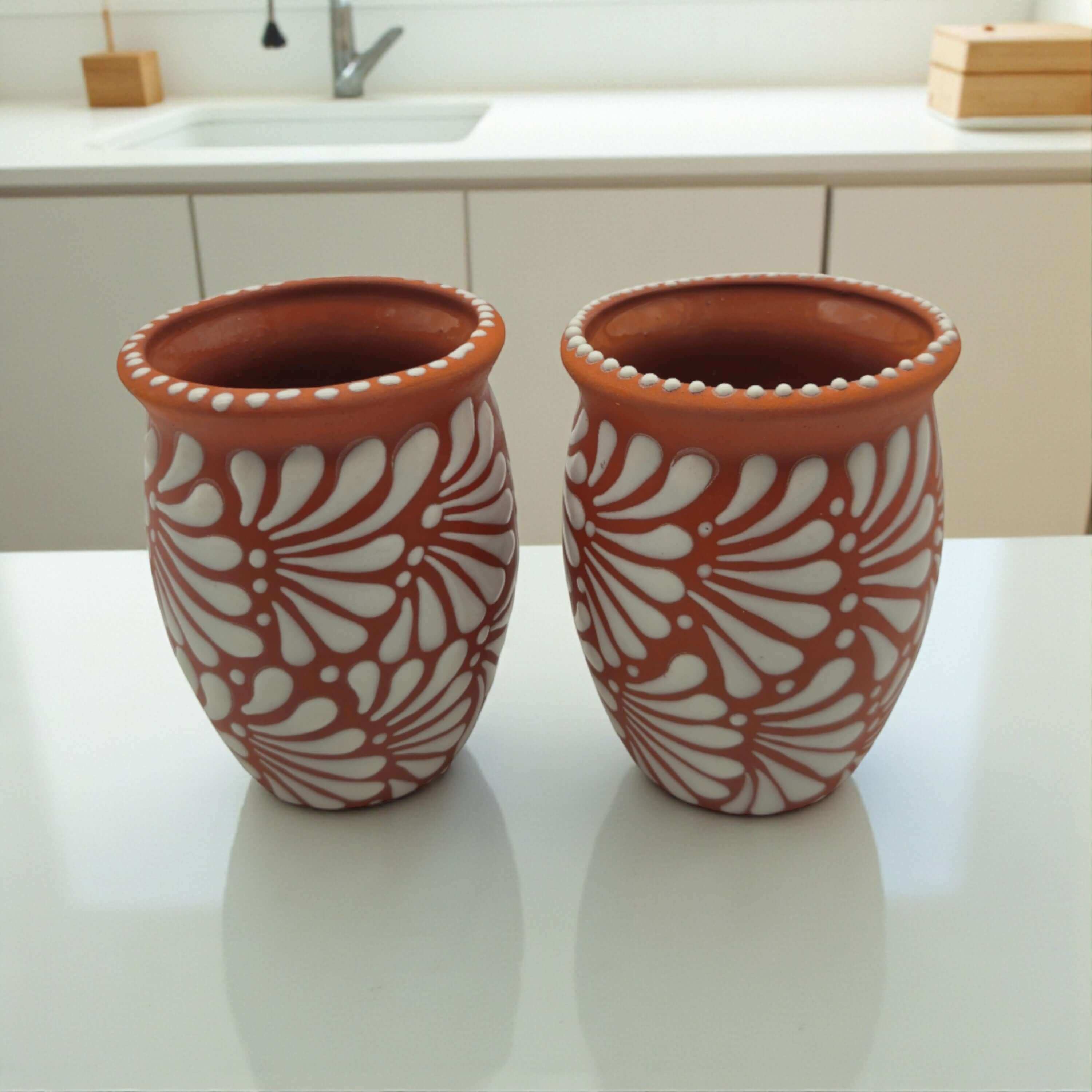 Cantarito de barro en relieve | Taza de cerámica mexicana artesanal