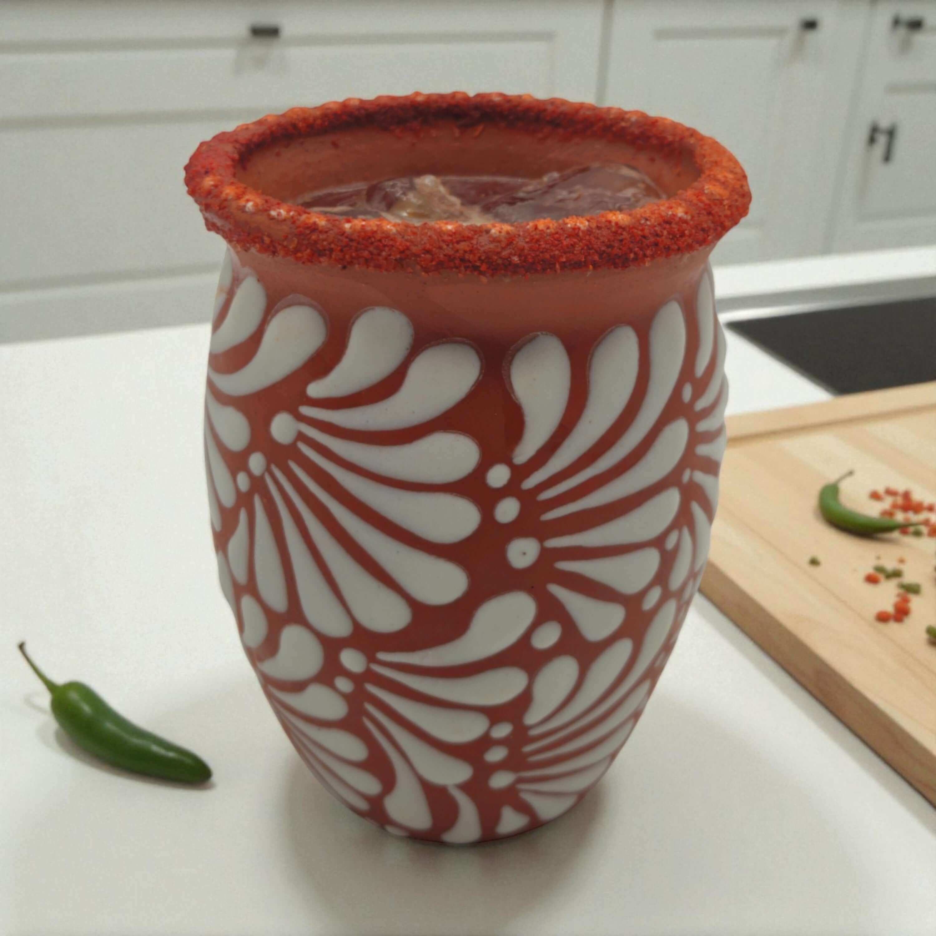Cantarito de barro en relieve | Taza de cerámica mexicana artesanal