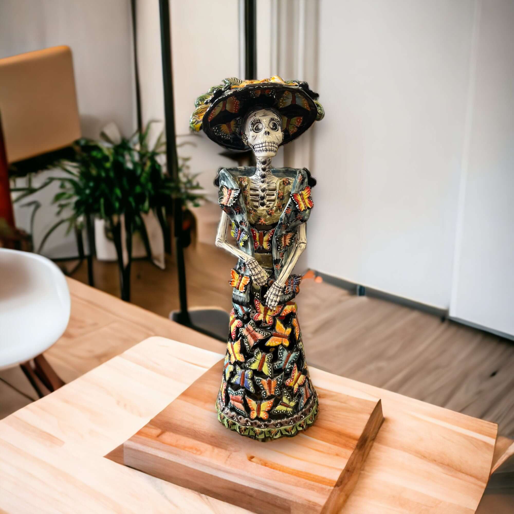 Cerámica Talavera hecha a mano del Día de Muertos | Calavera Mujer de 68.5 cm de alto