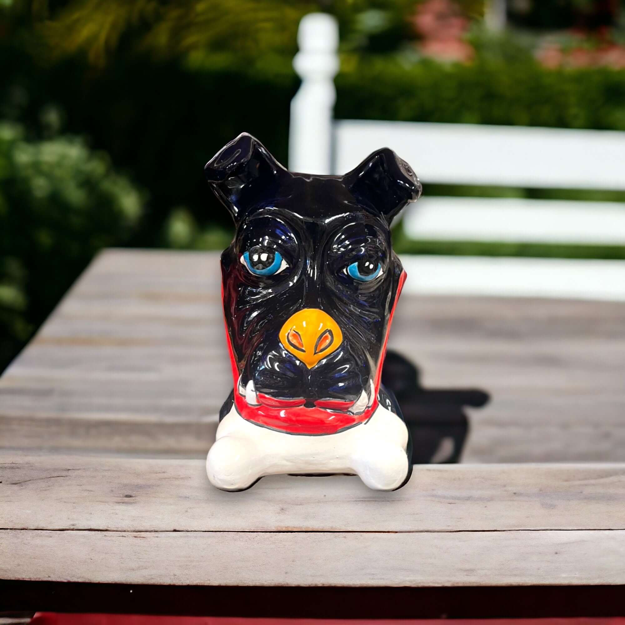 Decoración de cerámica Talavera pintada a mano con perro grande echado y hueso