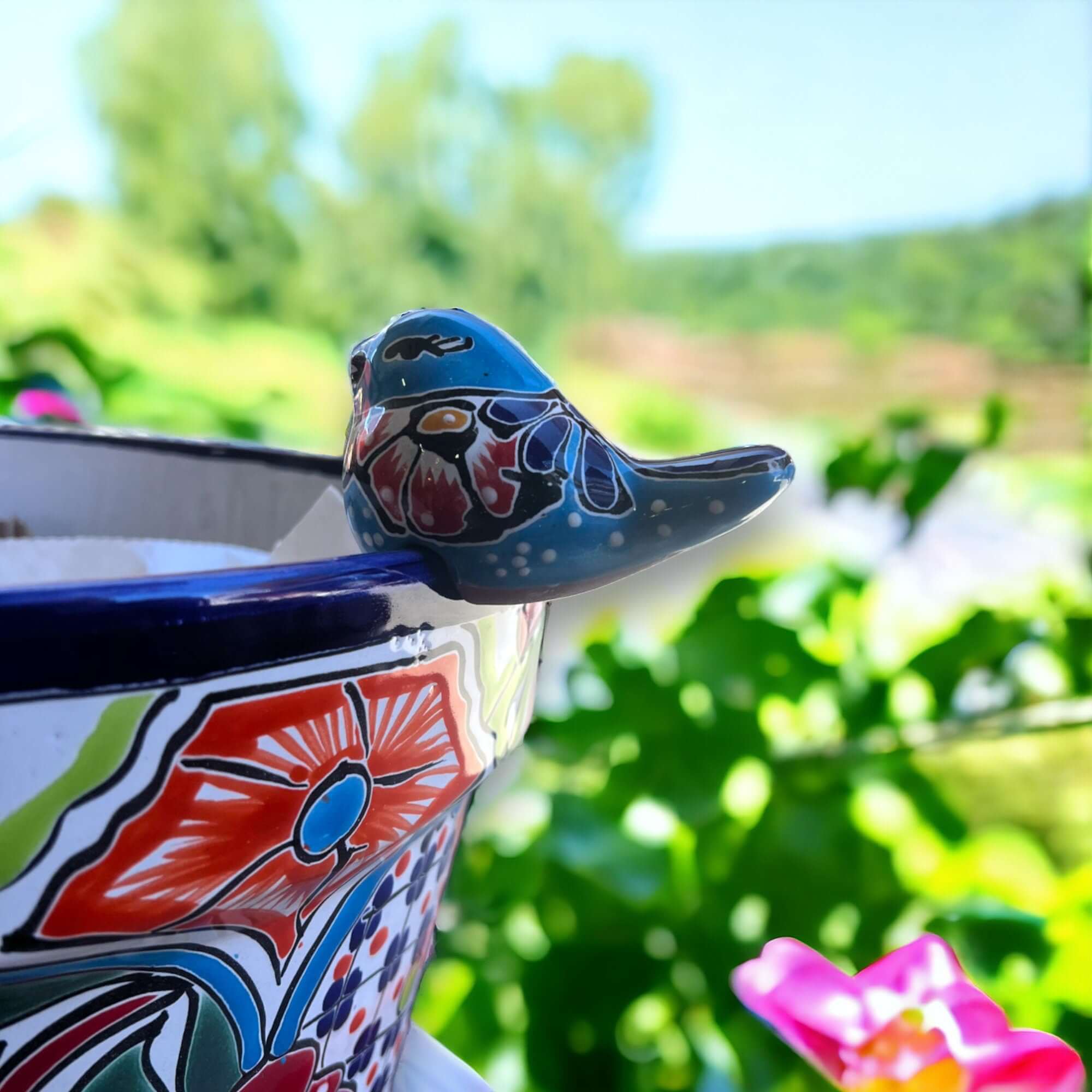 Pájaro Posado en Maceta de Talavera | Detalles Mexicanos Pintados a Mano