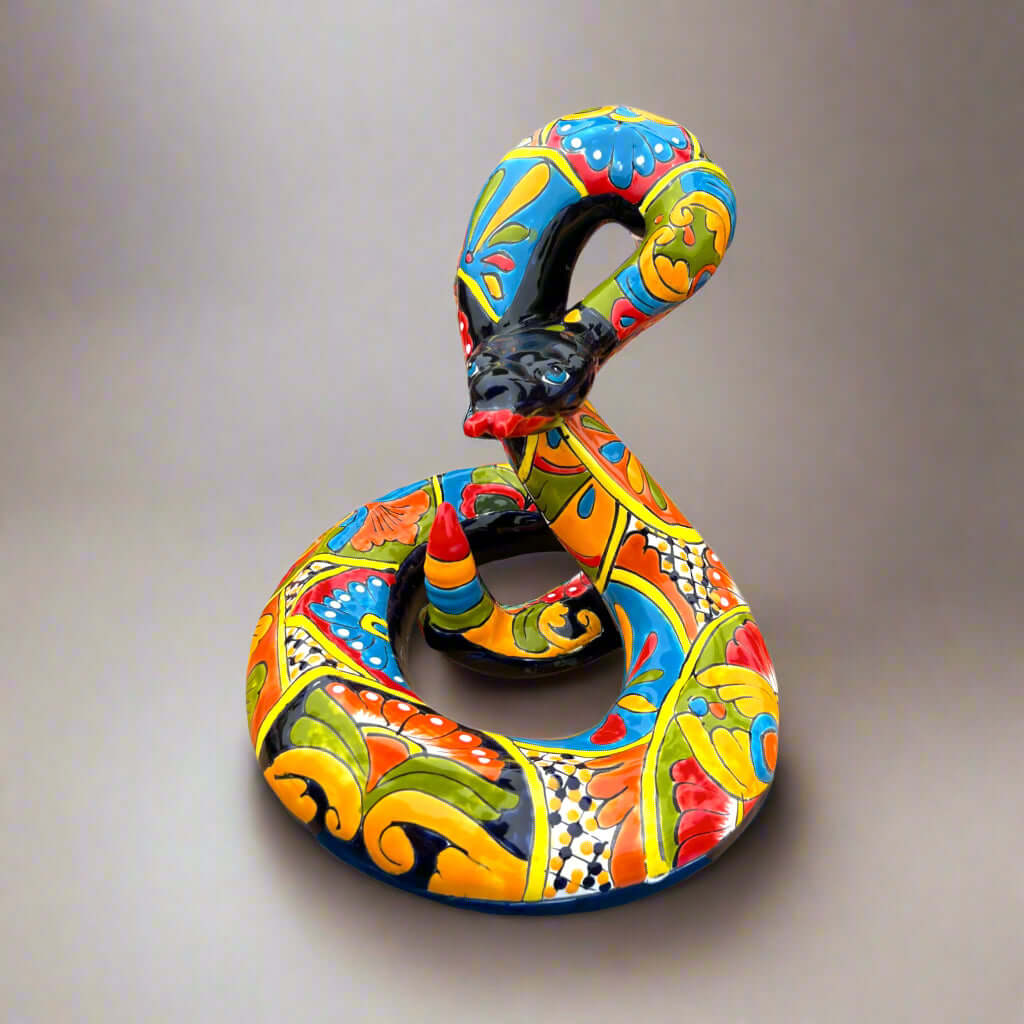 Estatua de serpiente Talavera | Serpiente de cascabel mexicana artesanal multicolor