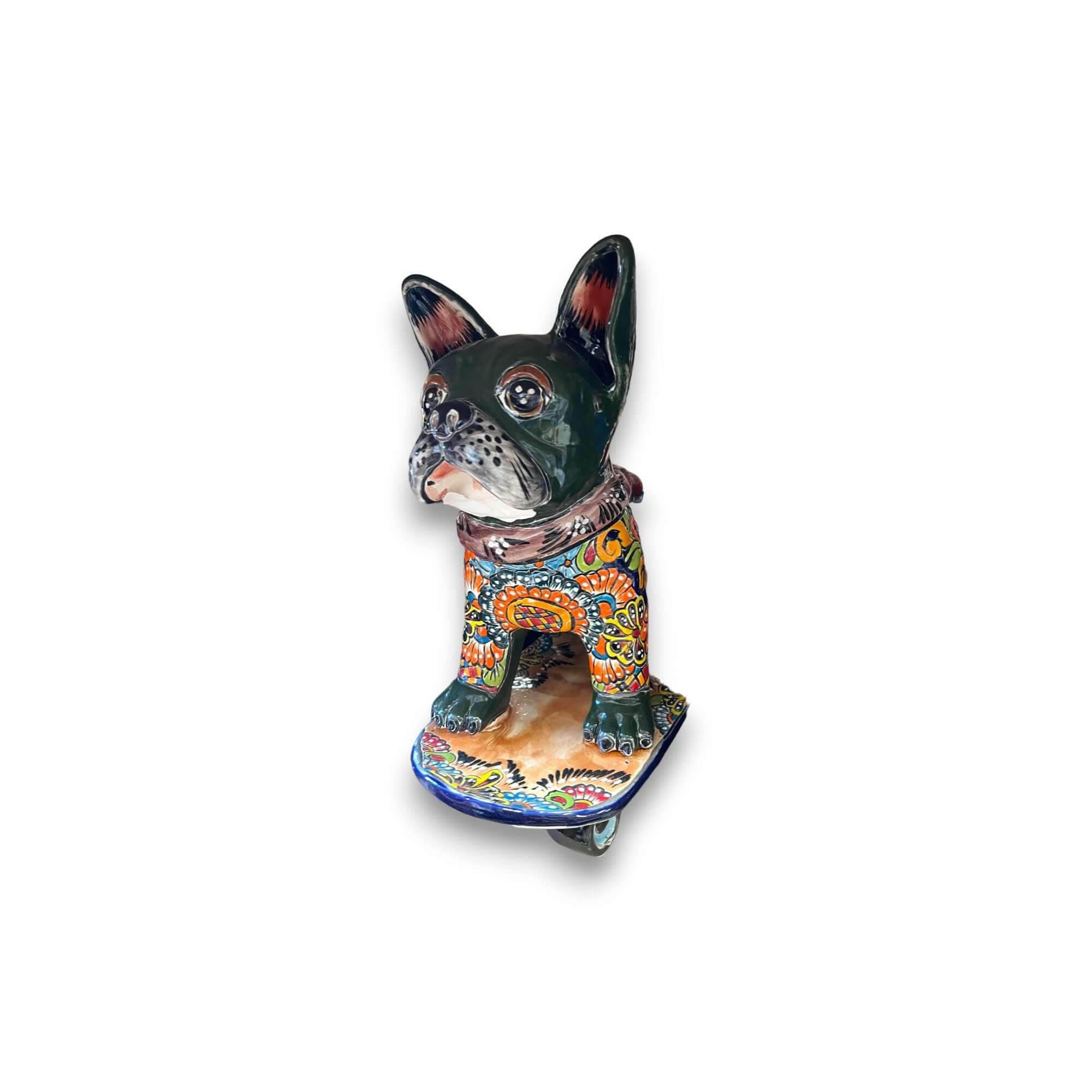 Estatua de bulldog francés de Talavera | Arte colorido de bulldog en patineta