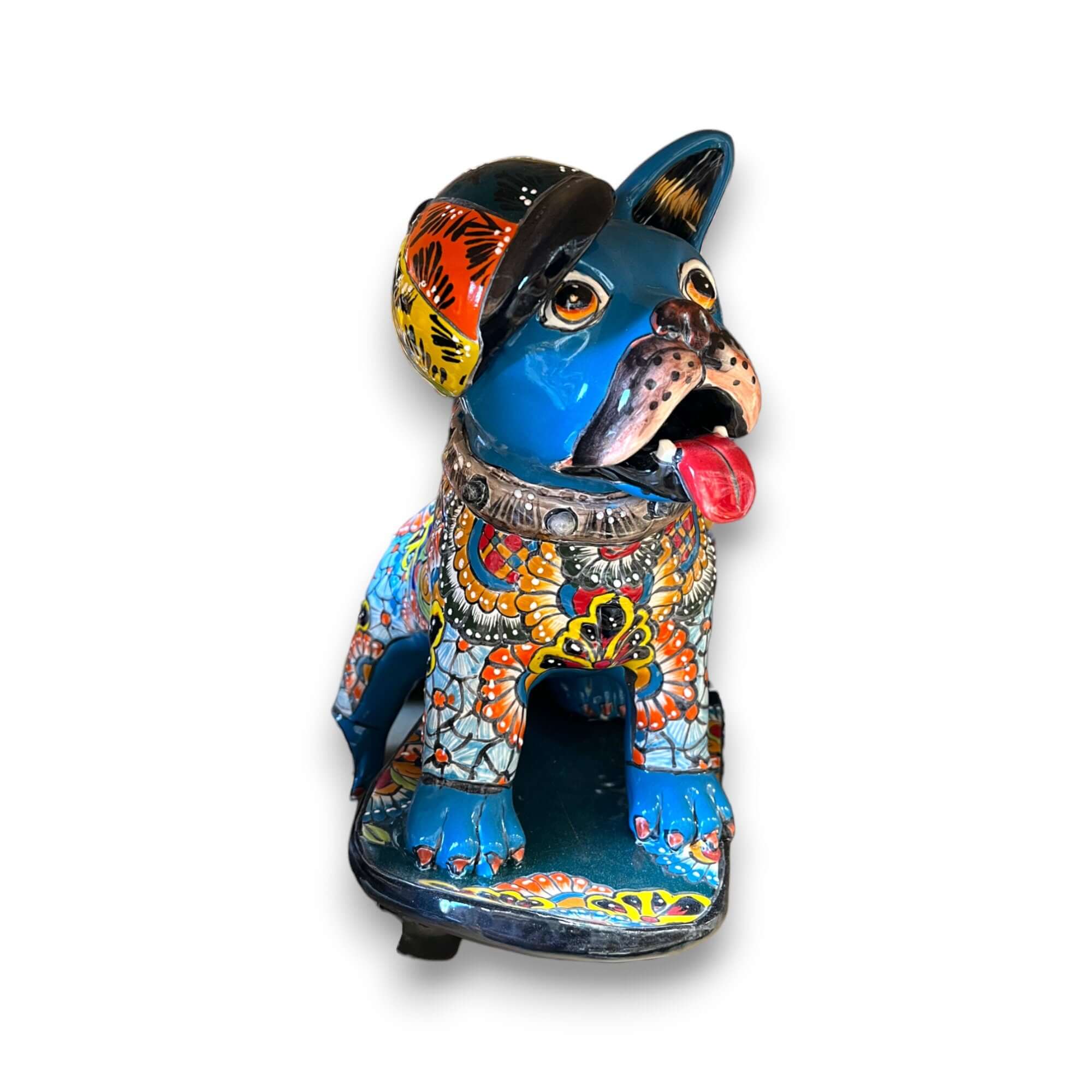 Estatua de bulldog francés de Talavera | Arte colorido de bulldog en patineta