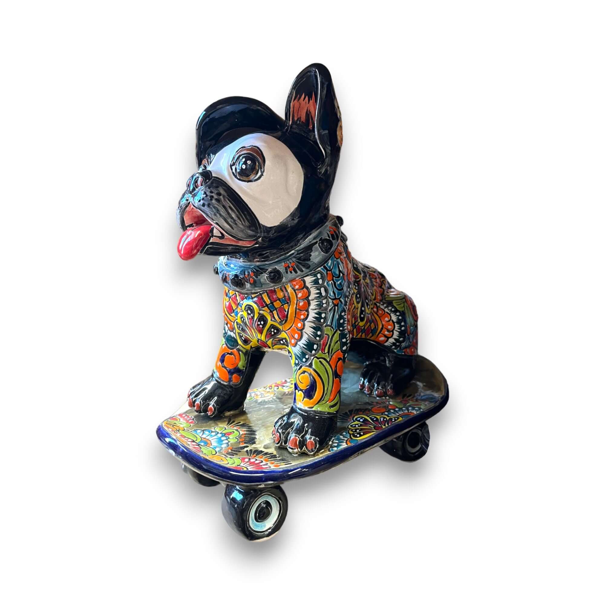 Estatua de bulldog francés de Talavera | Arte colorido de bulldog en patineta