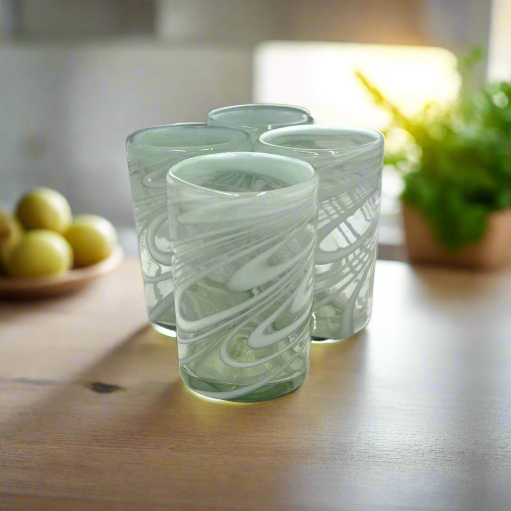 Vaso mexicano soplado a mano con remolino blanco | Cristalería artesanal