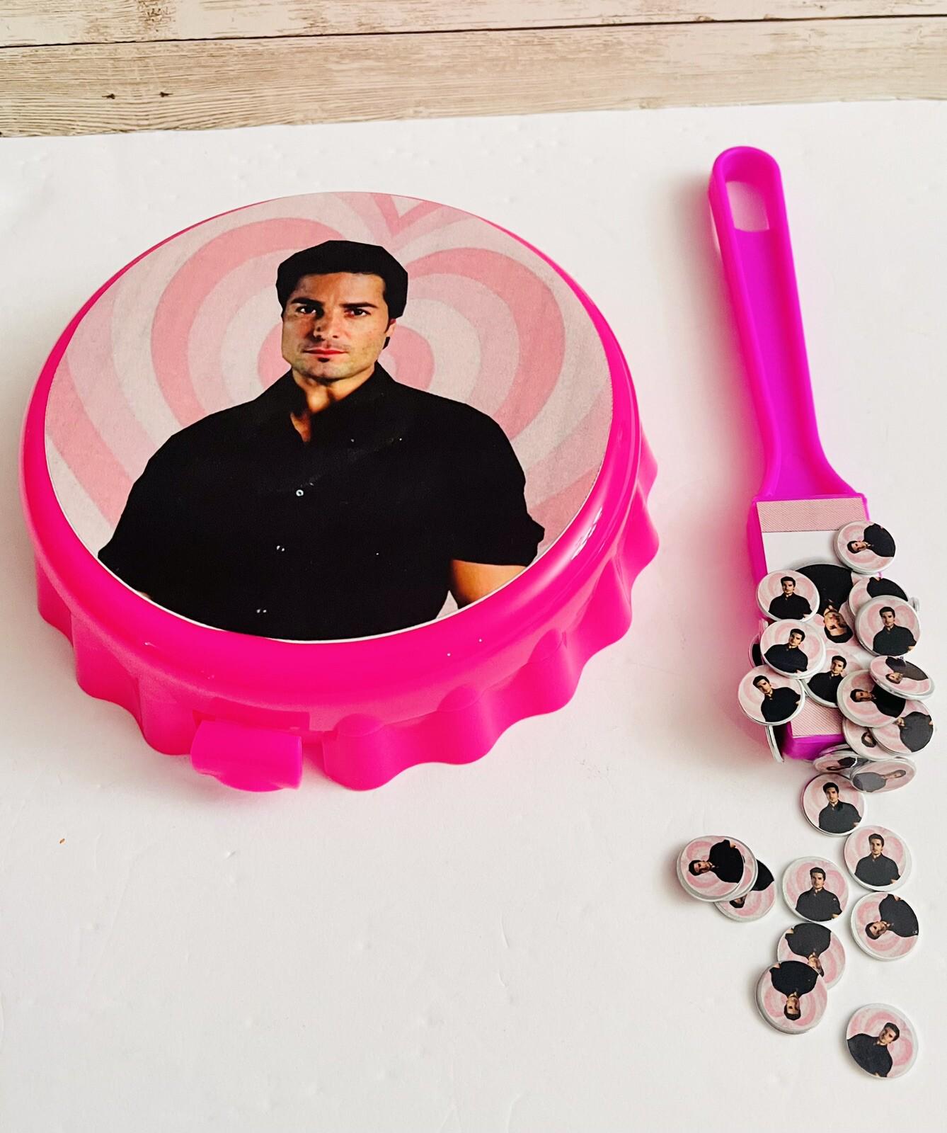 Fichero De Loteria Con Pala Magnética Y 50 Fichas De Chayanne Monedas/Fichas